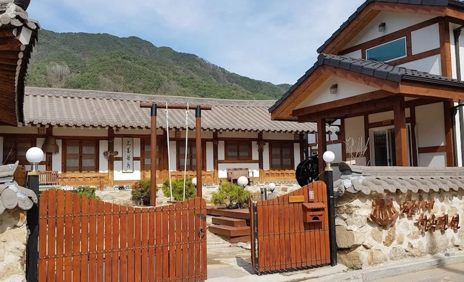 10 Wisata Desa a la 'Hometown Cha Cha Cha' di Korea Selatan