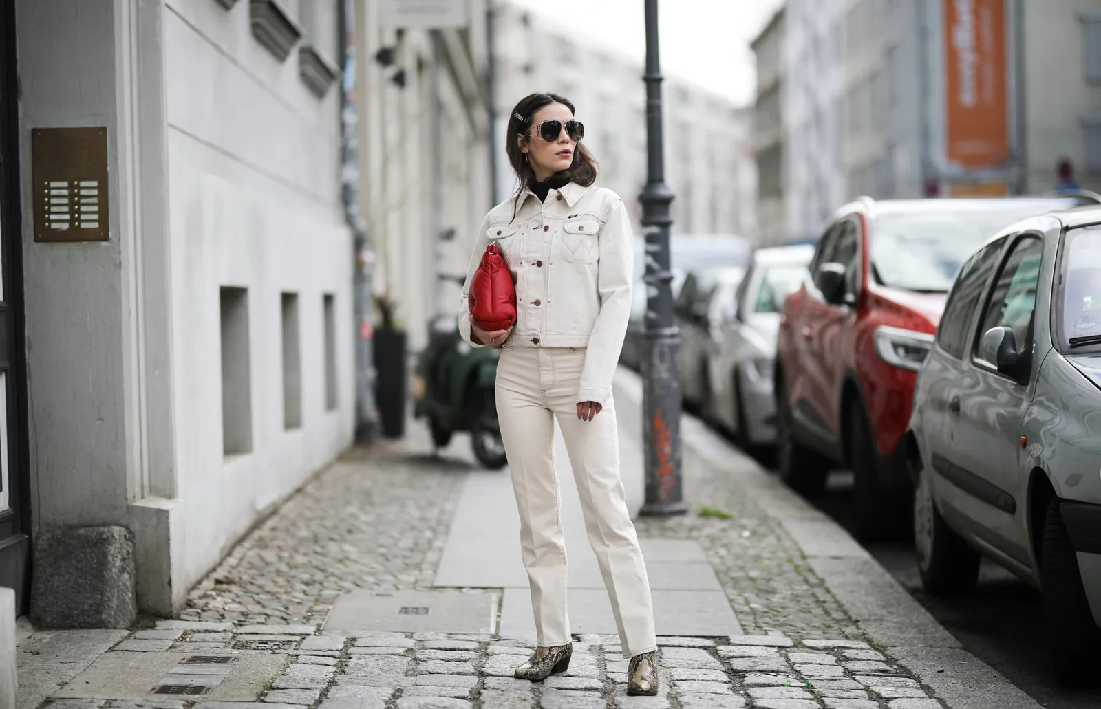 Inspirasi Padu-padan Outfit dengan Jaket Denim Putih