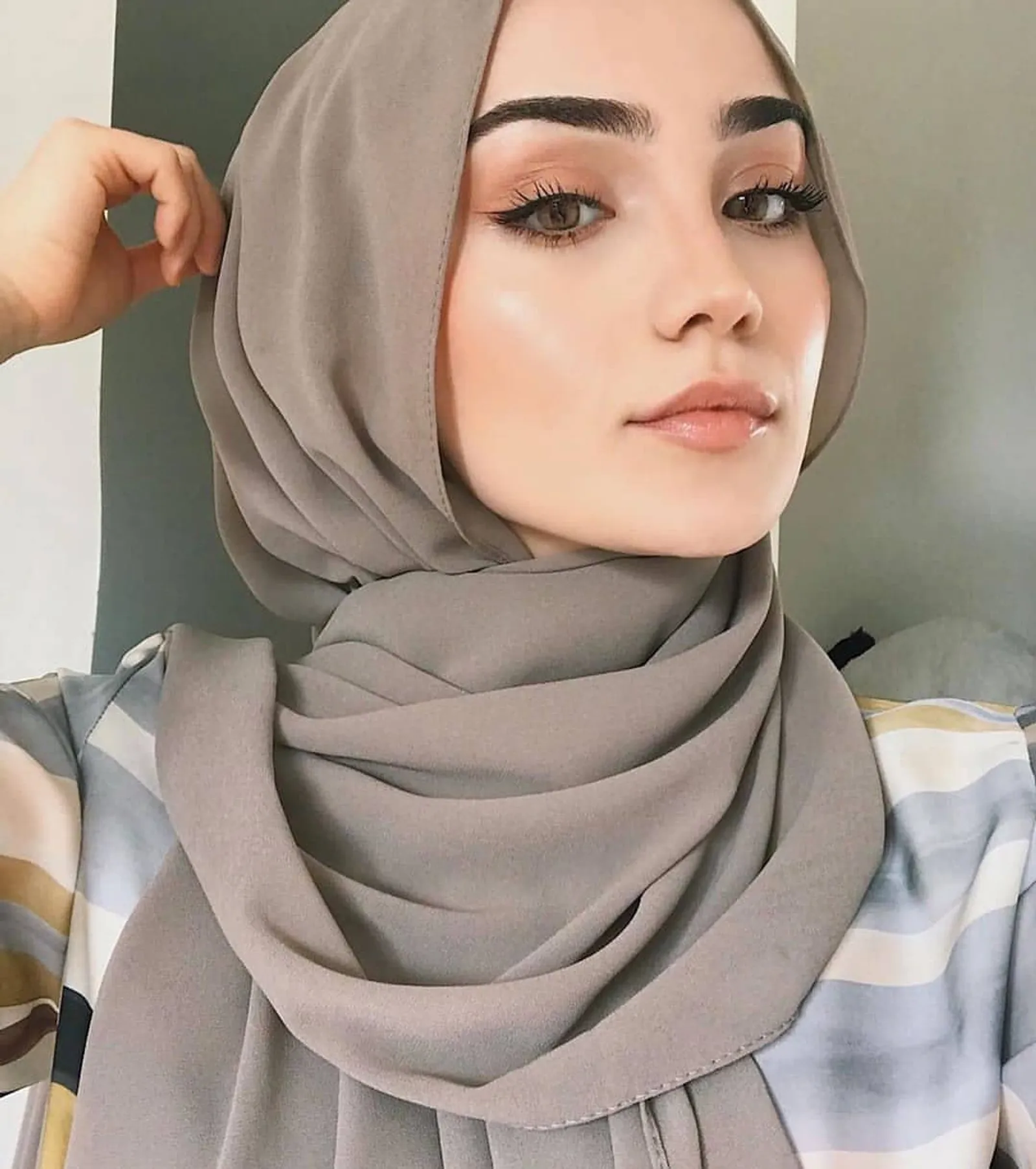 Tips & Trik Memakai Hijab Pashmina Sesuai Bentuk Wajah