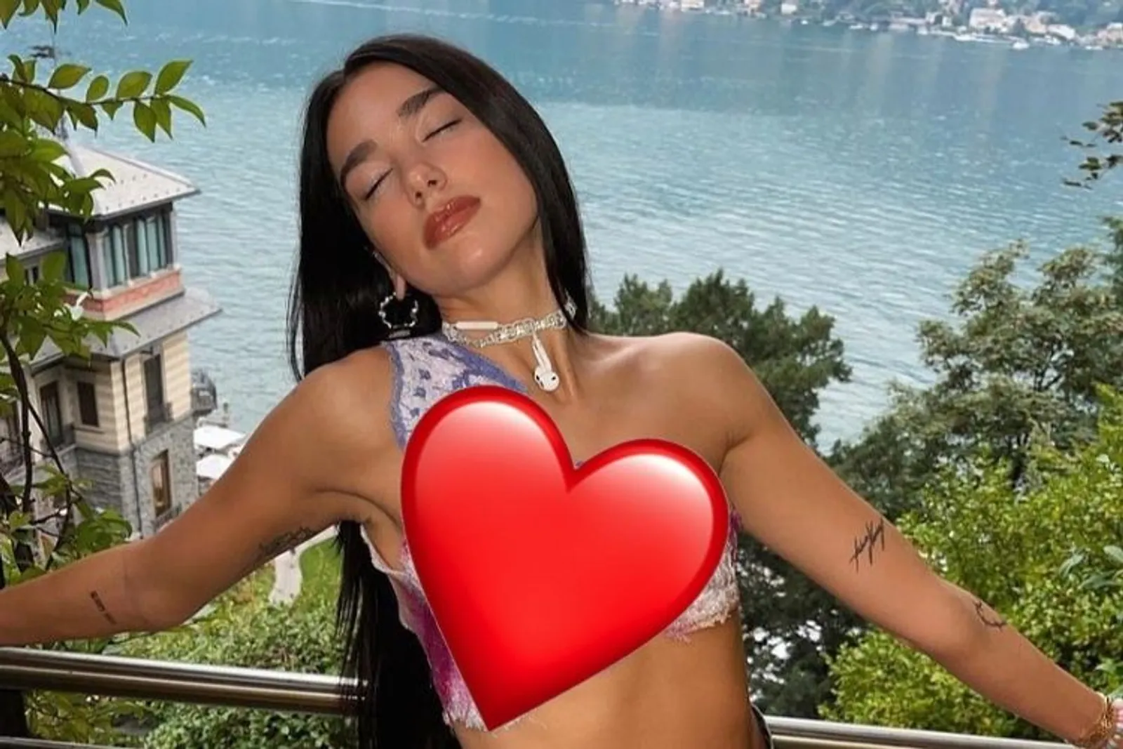 Potret Dua Lipa Tutupi Tubuh Seksi dengan 'Kupu-kupu', Langsung Salfok