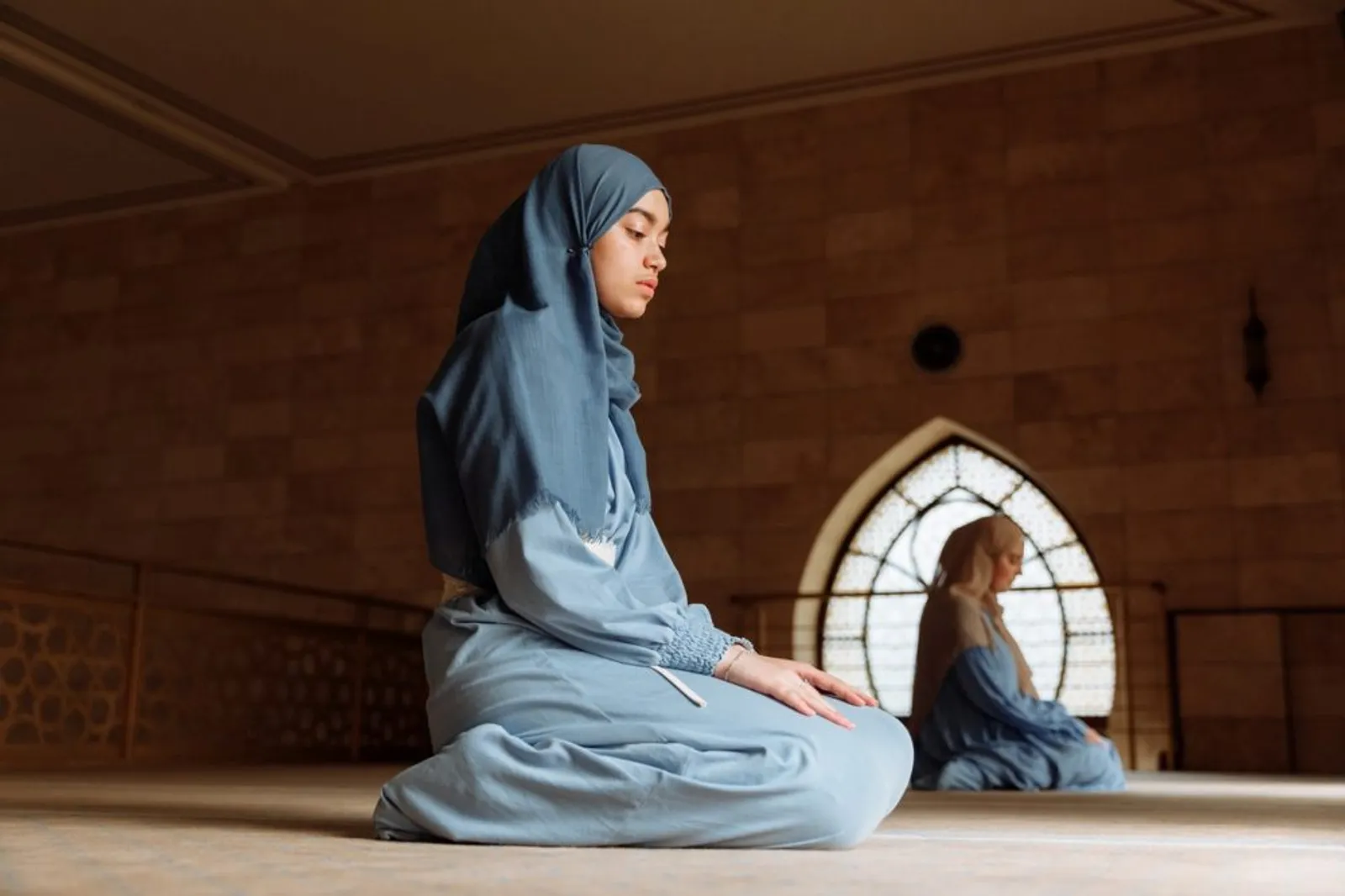 Doa Tahiyat Awal dan Akhir Lengkap Arab, Latin dan Artinya