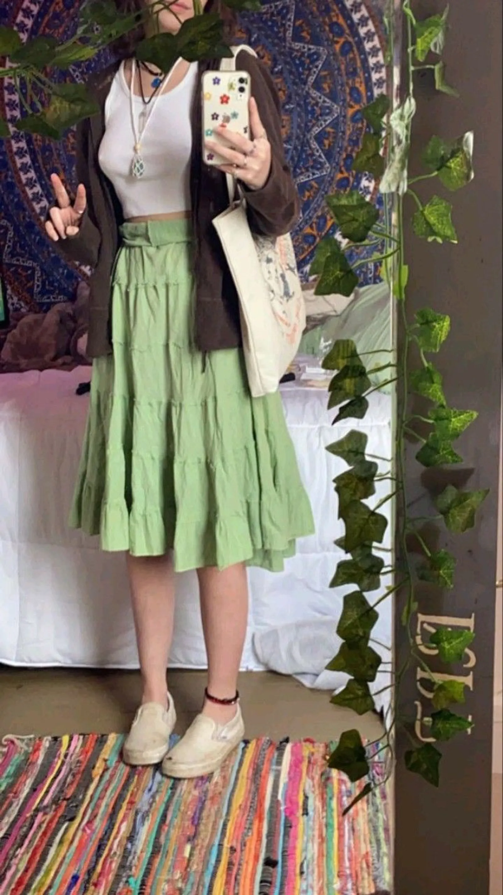 Ide Outfit ke Kampus dengan Pleated Skirt, Biar Makin Chic!