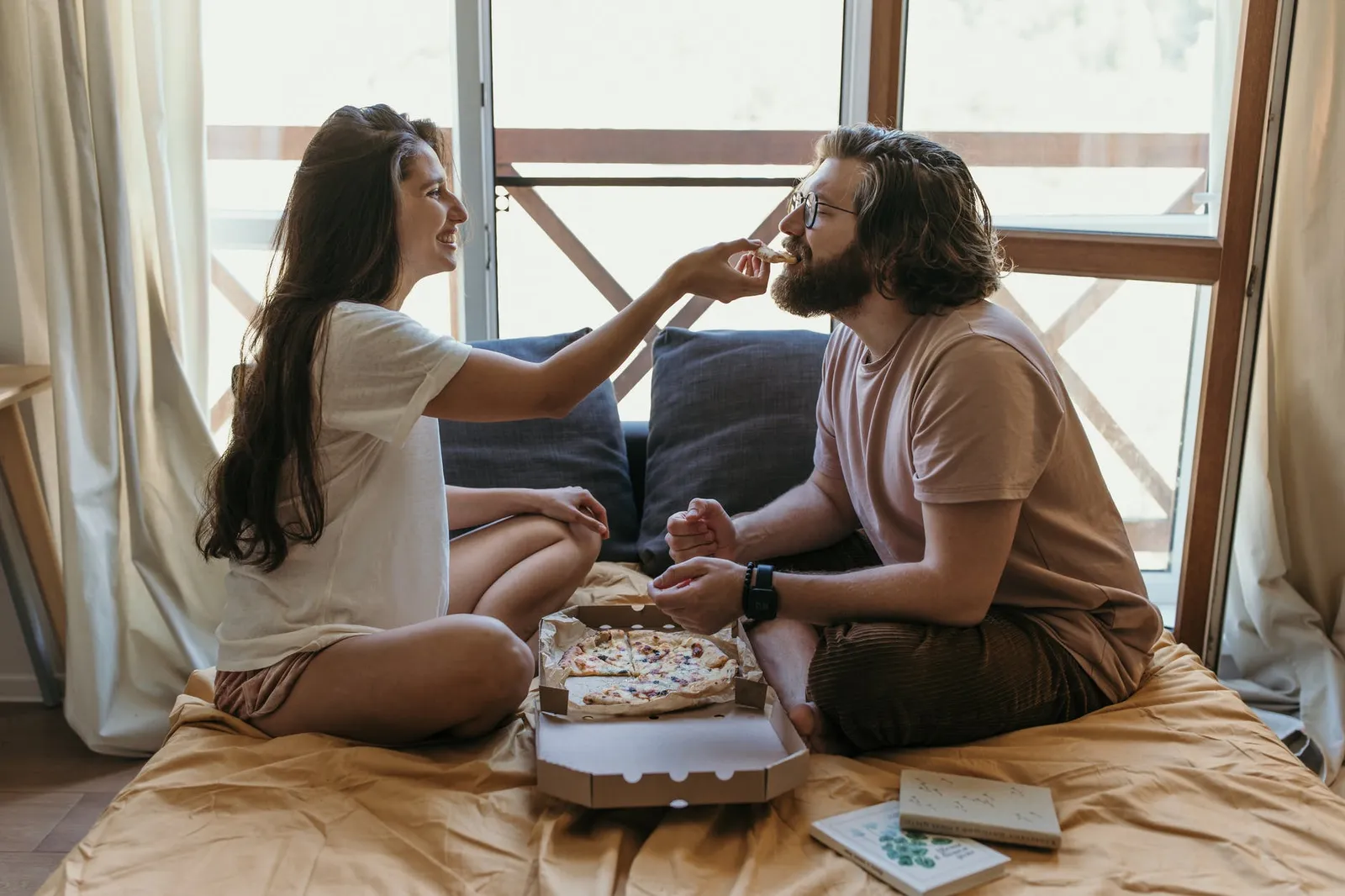 8 Cara Membantu Pasangan Mengatasi Emotional Eating