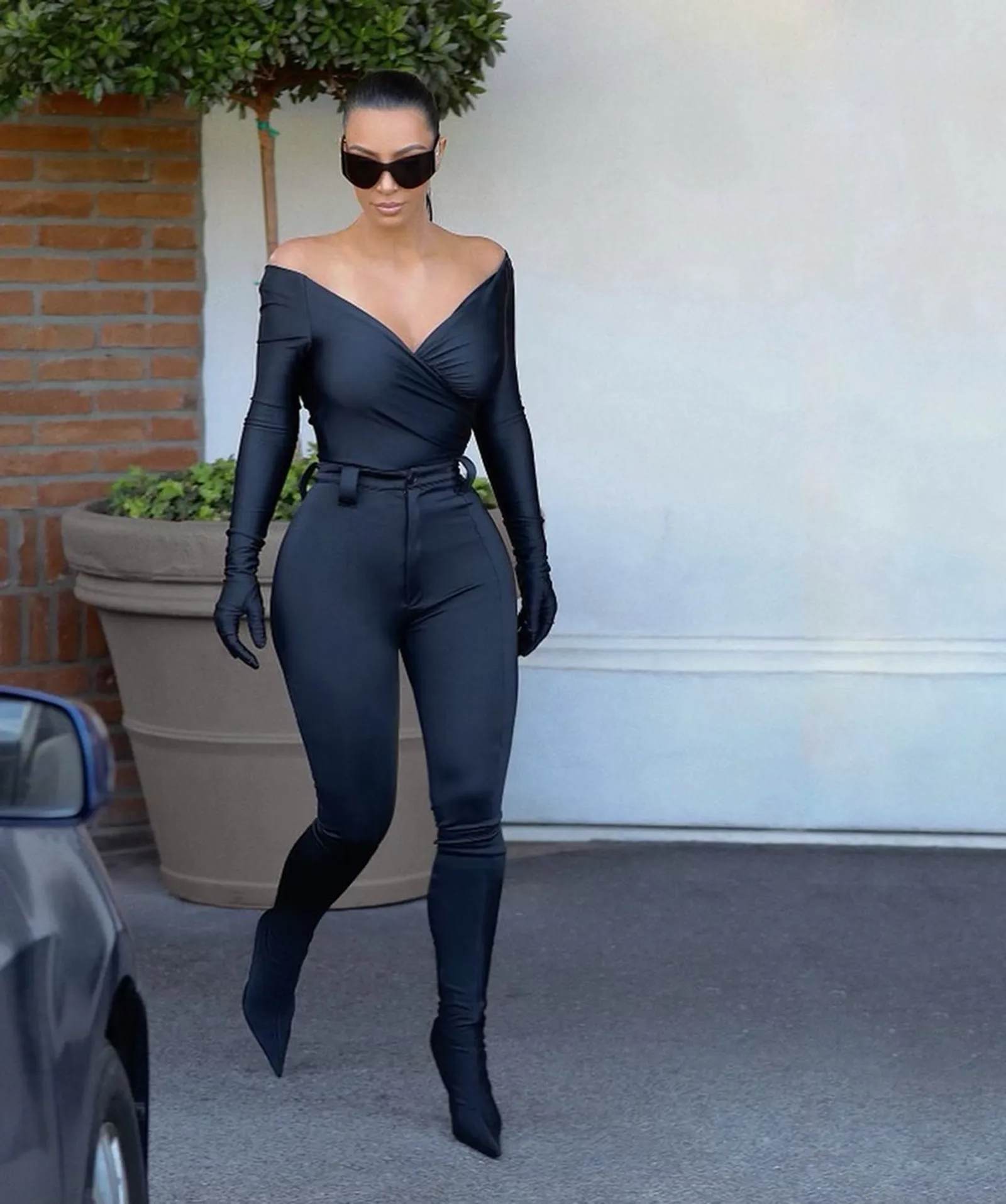Potret Kim Kardashian Pakai Baju Seksi Ketat, Tonjolkan 'Aset'