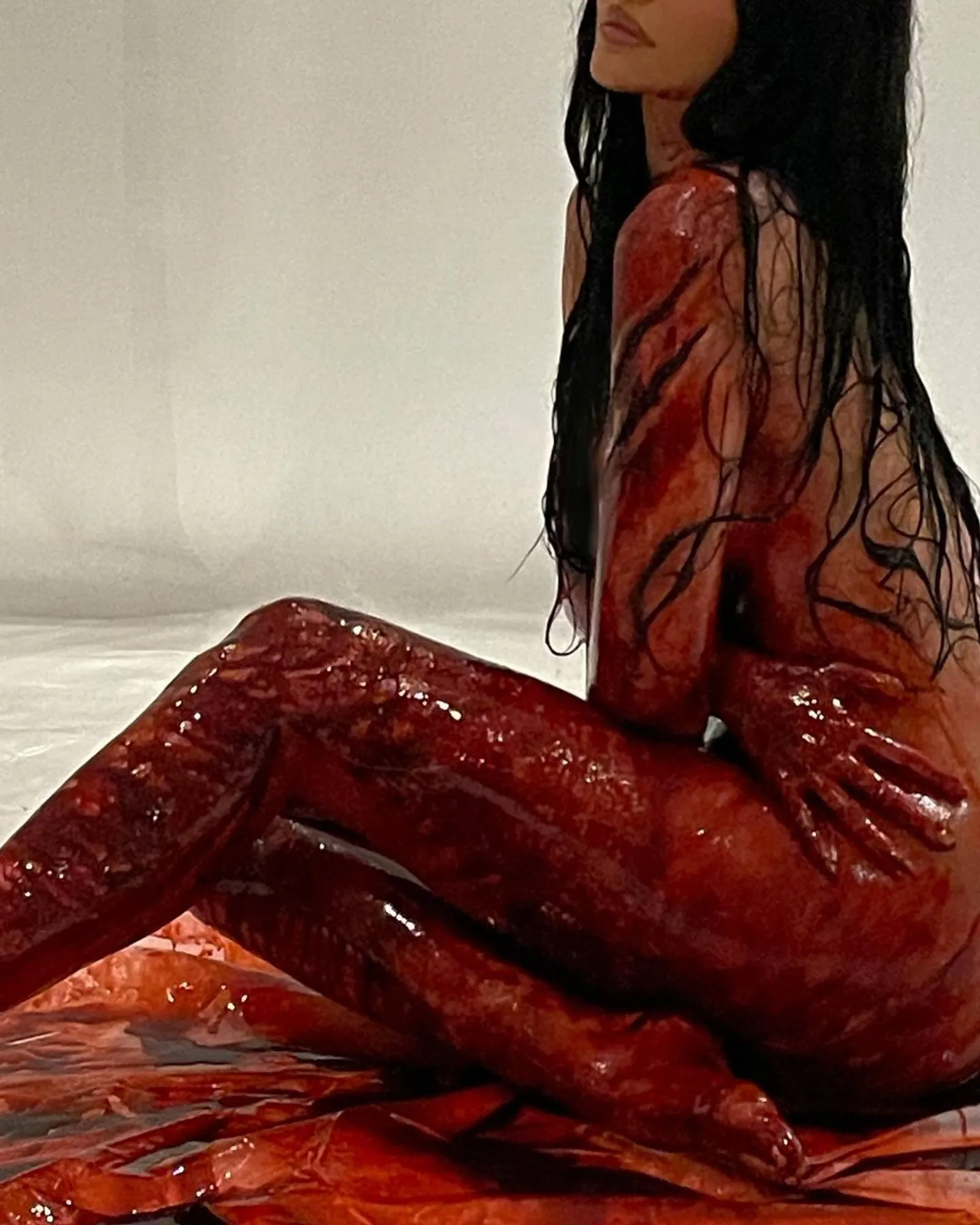 Tanpa Baju! Kylie Jenner Tetap Pose Seksi saat 'Berlumurah Darah'