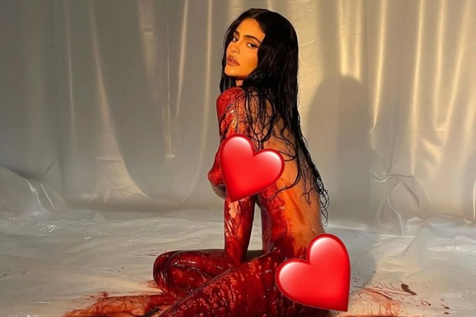 Tanpa Baju! Kylie Jenner Tetap Pose Seksi saat 'Berlumurah Darah'