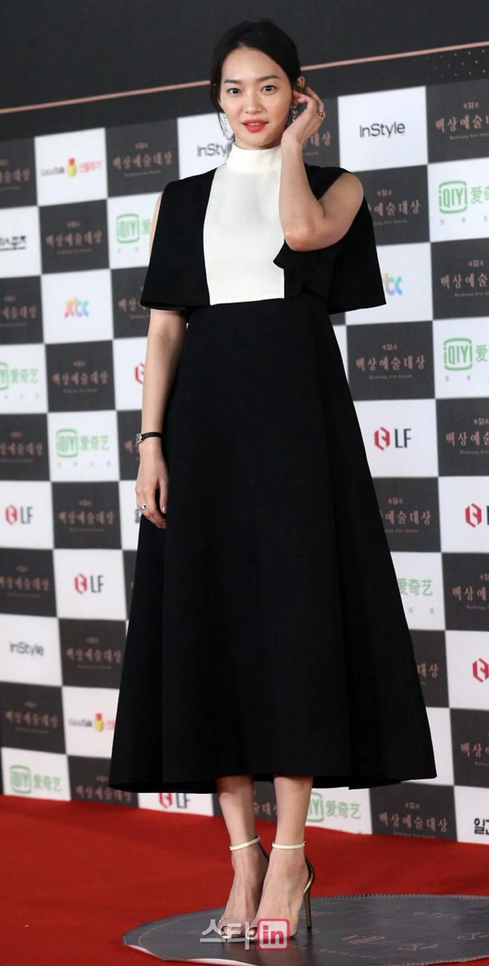 Elegan Maksimal! Ini 10 Potret Shin Min Ah di Karpet Merah 