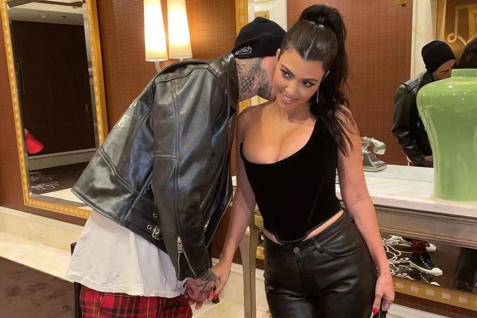 Tunangan, Ini 8 Foto Mesra Vulgar Kourtney Kardashian & Travis Barker