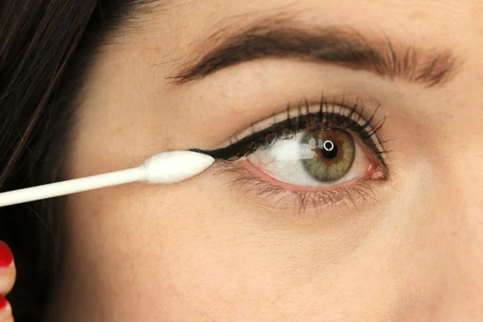 Begini Cara Memakai Eyeliner yang Mudah untuk Pemula