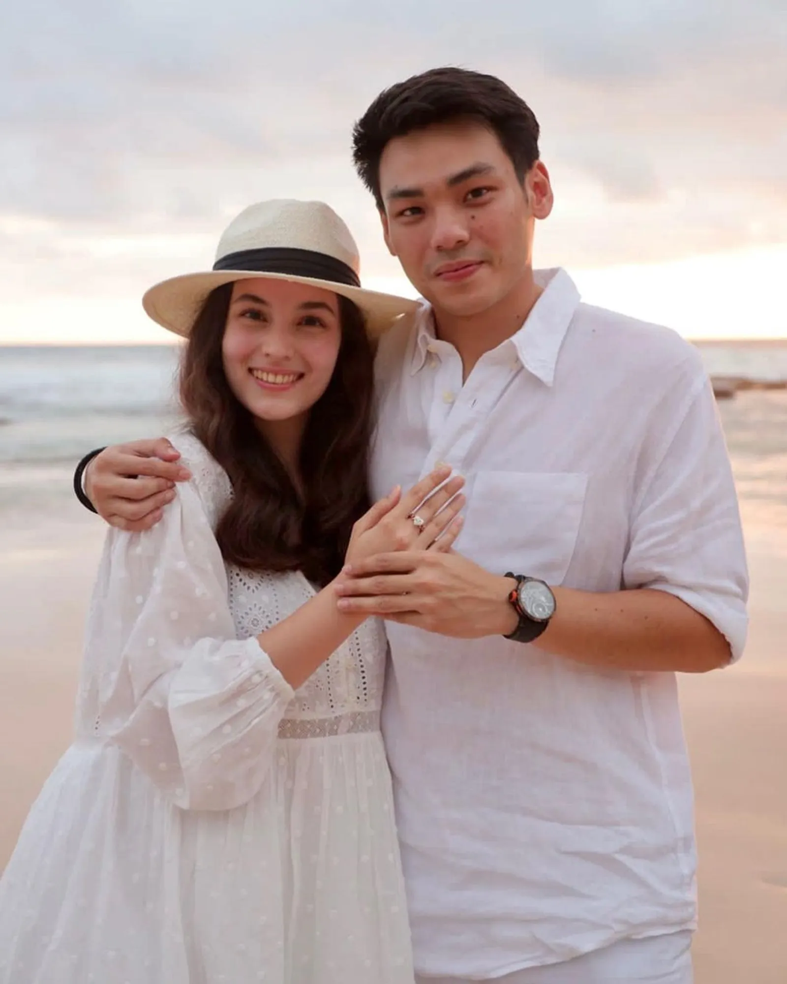 Selangkah Lagi Menikah, 9 Momen Lamaran Chelsea Islan dan Rob Clinton