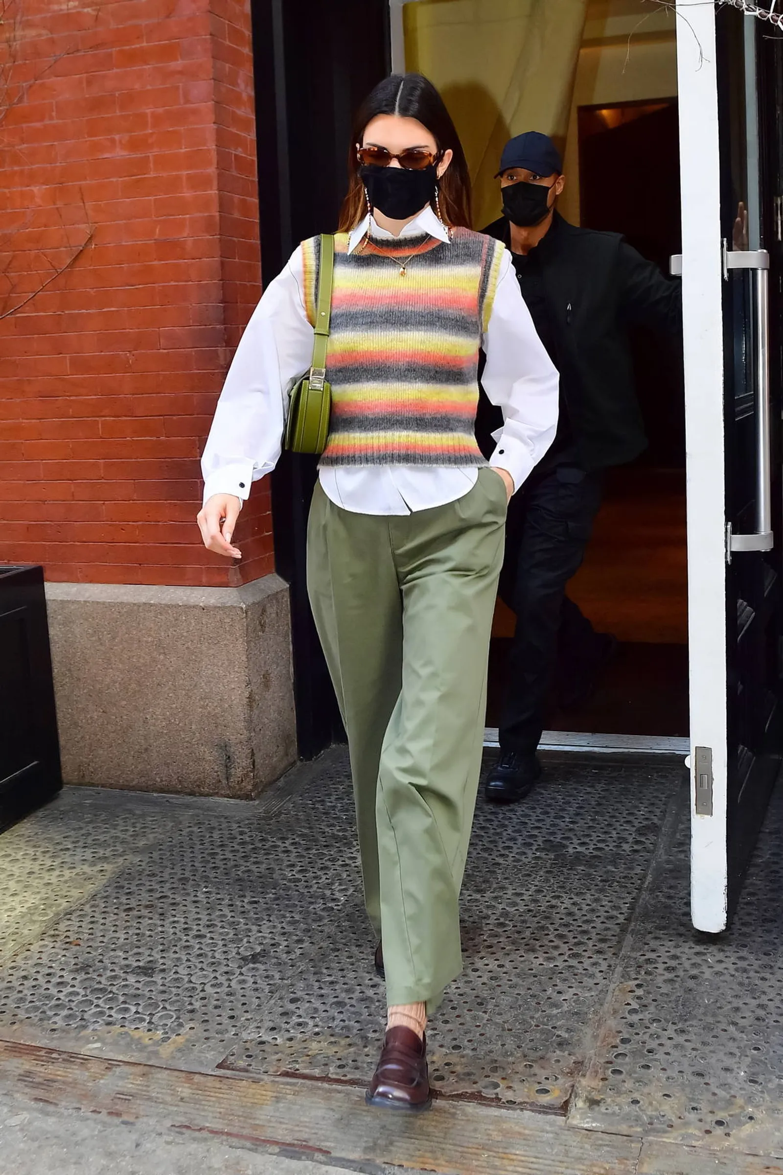 Intip Gaya Kendall Jenner Memadu-padankan Outfit Bernuansa Earth Tone