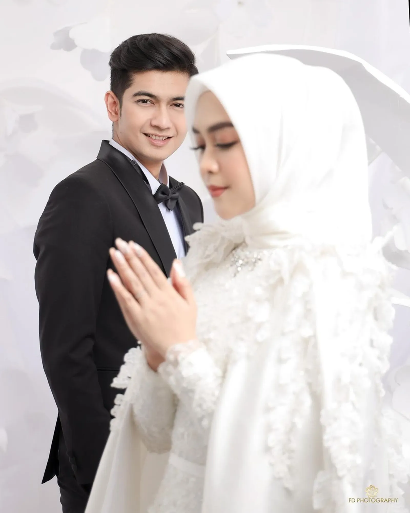 10 Foto Pre-Wedding Ria Ricis & Teuku Ryan, Romatis Tanpa Bersentuhan
