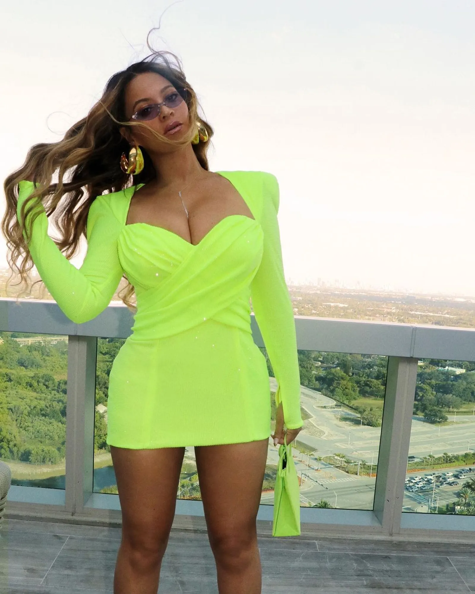 Hobi Pakai Dress Berbelahan Dada Rendah, Intip Gaya Seksi Beyoncé!