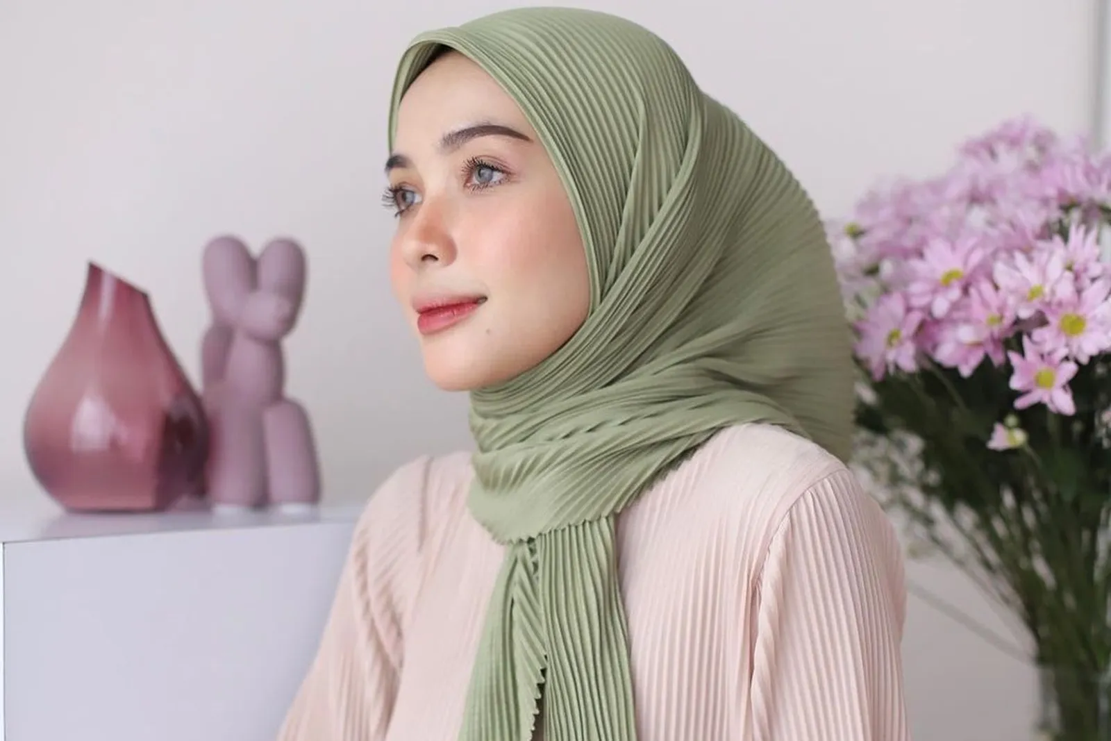 Inspirasi Model Hijab Plisket, Siap-siap Tampil Manis!