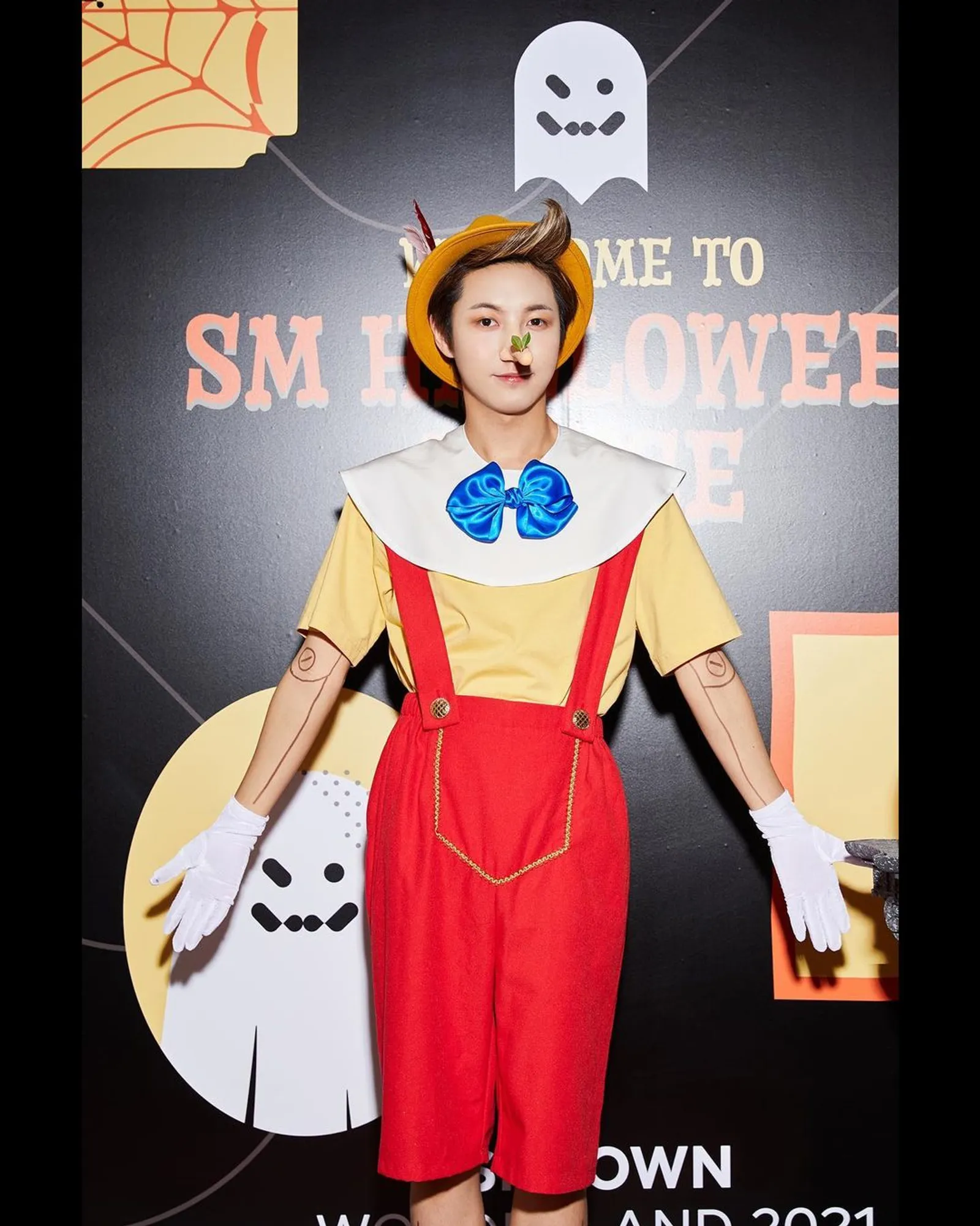 8 Idol SM Entertainment Tampil Gemas dan Cantik di Parade Halloween