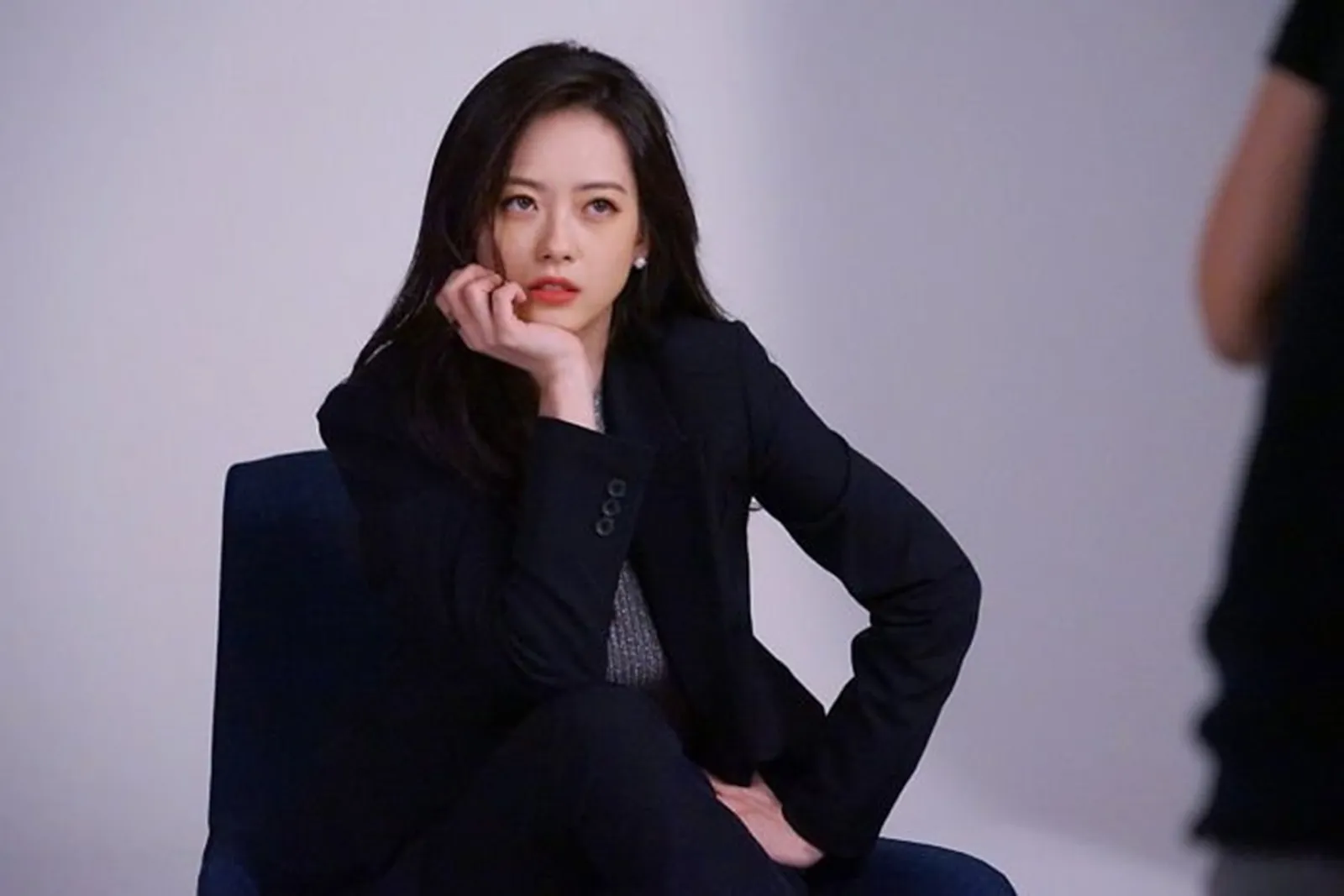 'Sad Tropics' Akan Diproduksi, Ini Aktris yang Menemani Kim Seon Ho