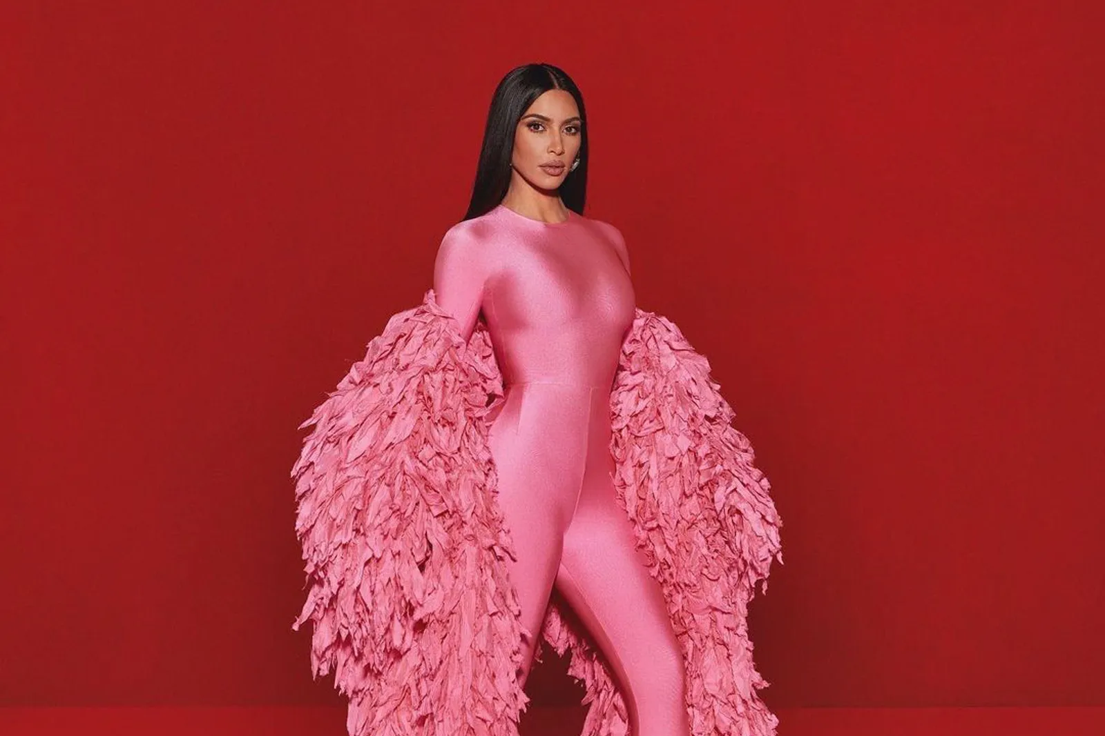 Potret Seksi Kim Kardashian Pakai Berbagai Baju Pink, Terlalu Ketat!