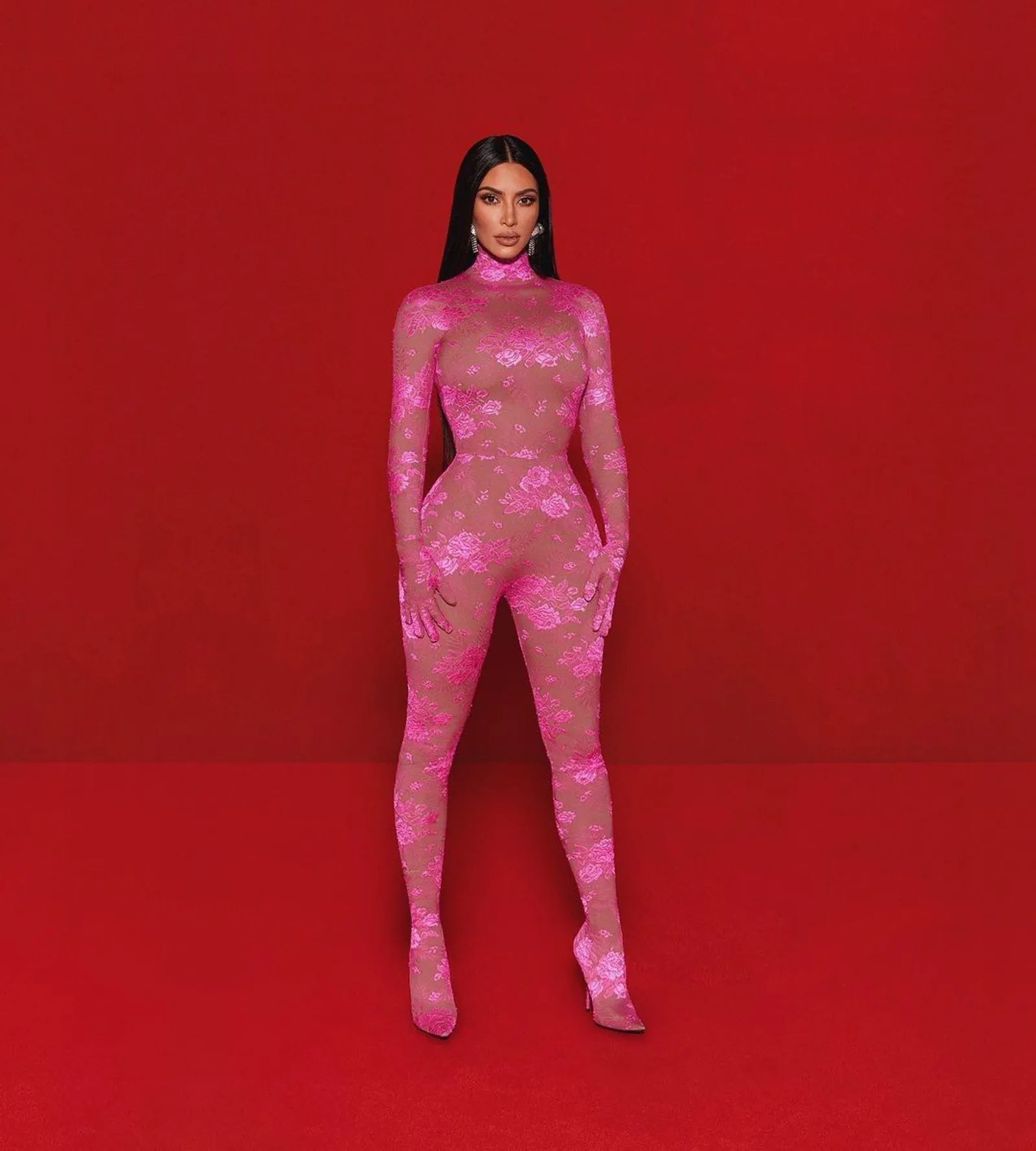 Potret Seksi Kim Kardashian Pakai Berbagai Baju Pink, Terlalu Ketat!