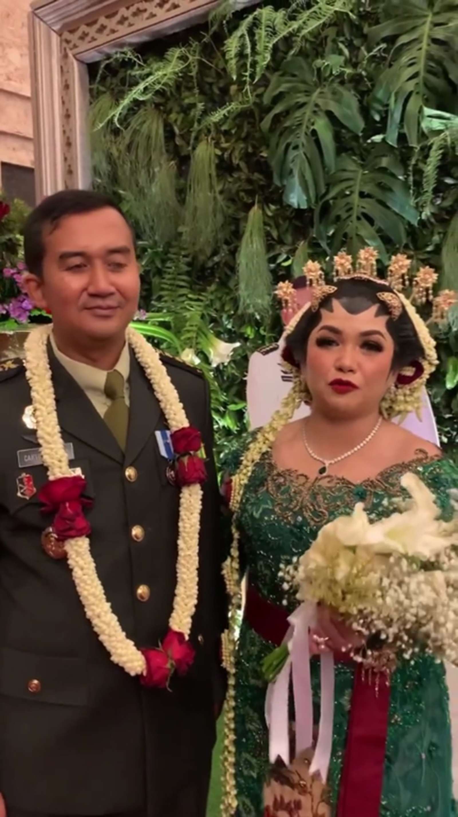 8 Potret Resepsi Nikah Joy Tobing dan Suami, Ada Upacara Pedang Pora