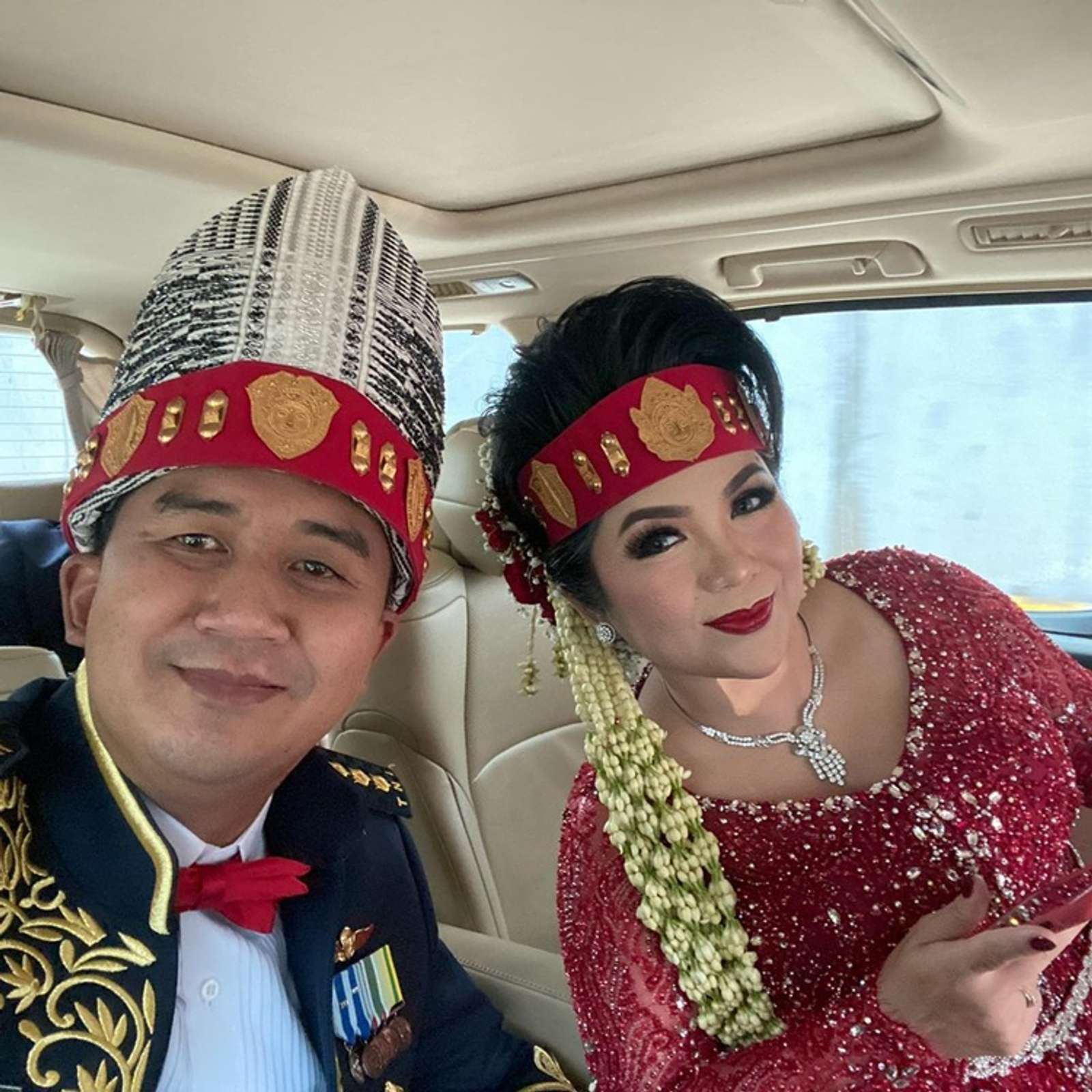 8 Potret Resepsi Nikah Joy Tobing dan Suami, Ada Upacara Pedang Pora