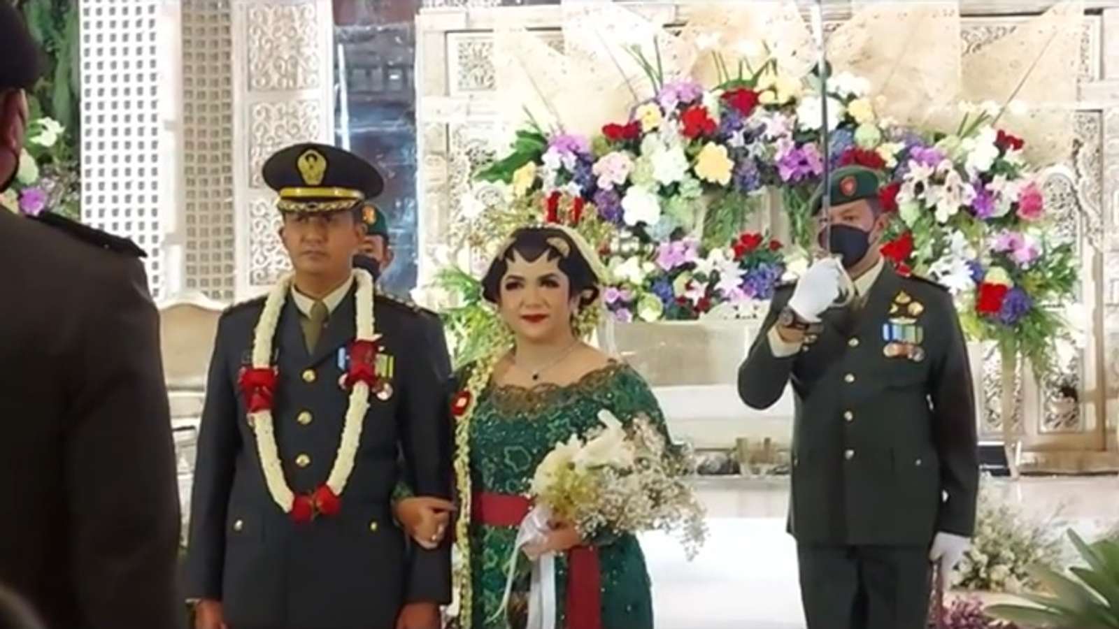 8 Potret Resepsi Nikah Joy Tobing dan Suami, Ada Upacara Pedang Pora