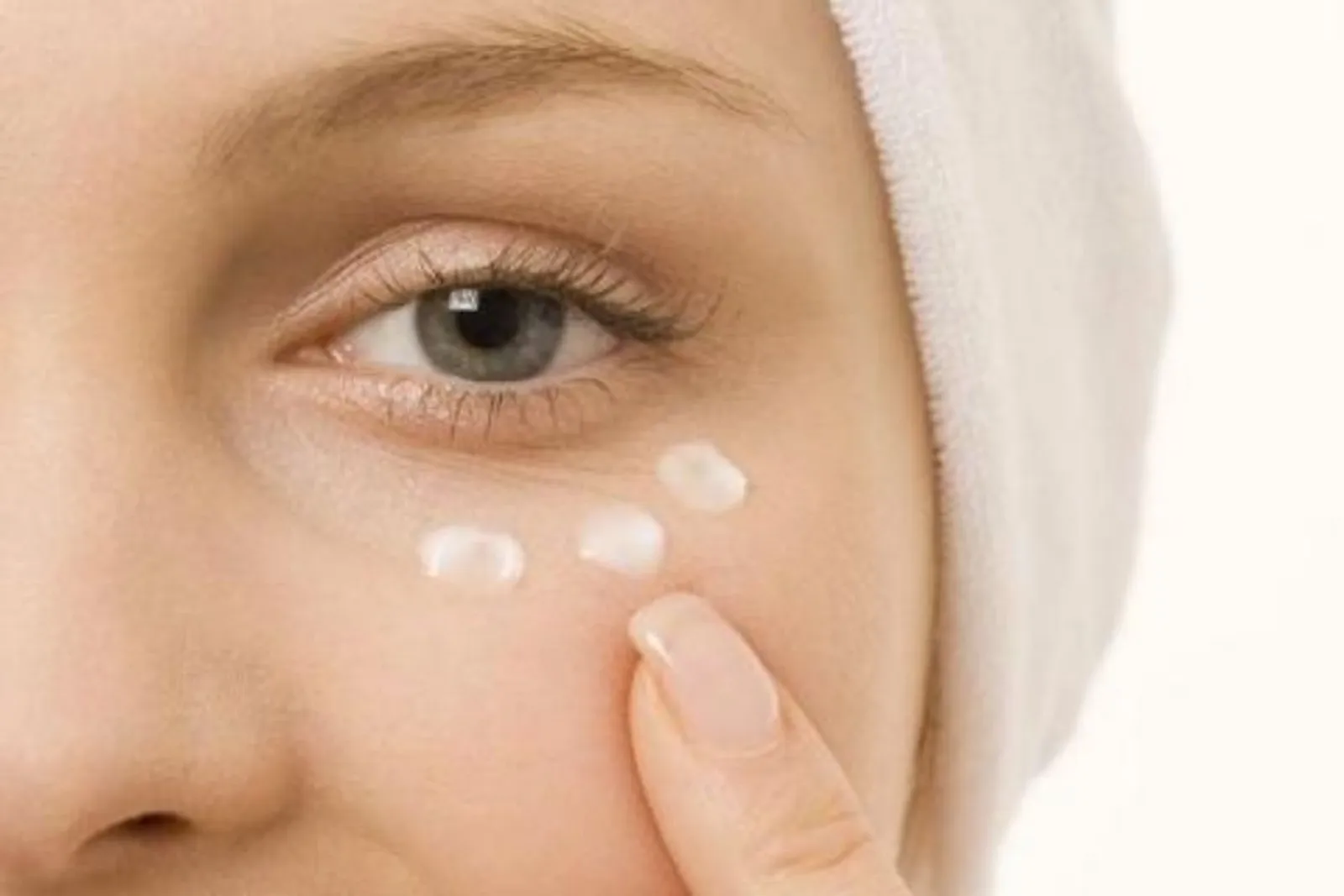 Biar Hasilnya Maksimal, Ini Cara Penggunaan Eye Cream yang Benar