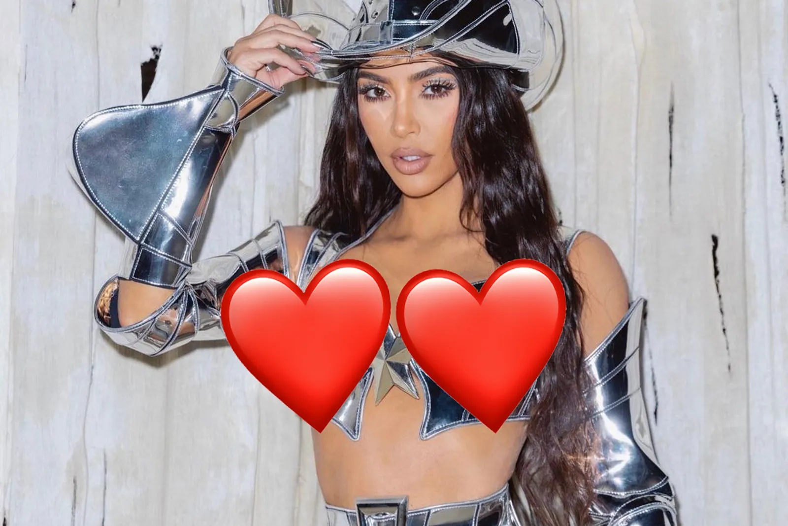 Rayakan Halloween, Kostum Kim Kardashian Terlalu Seksi!