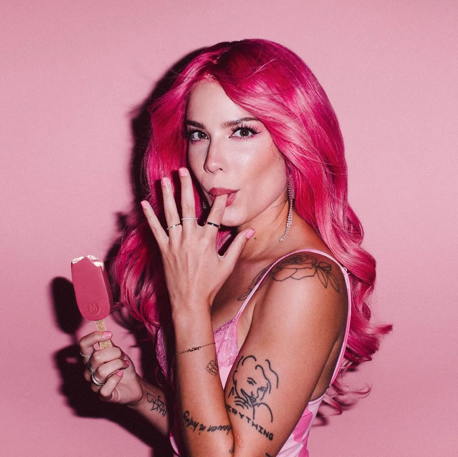 7 Inspirasi Warna Rambut Pink dari Para Seleb Hollywood