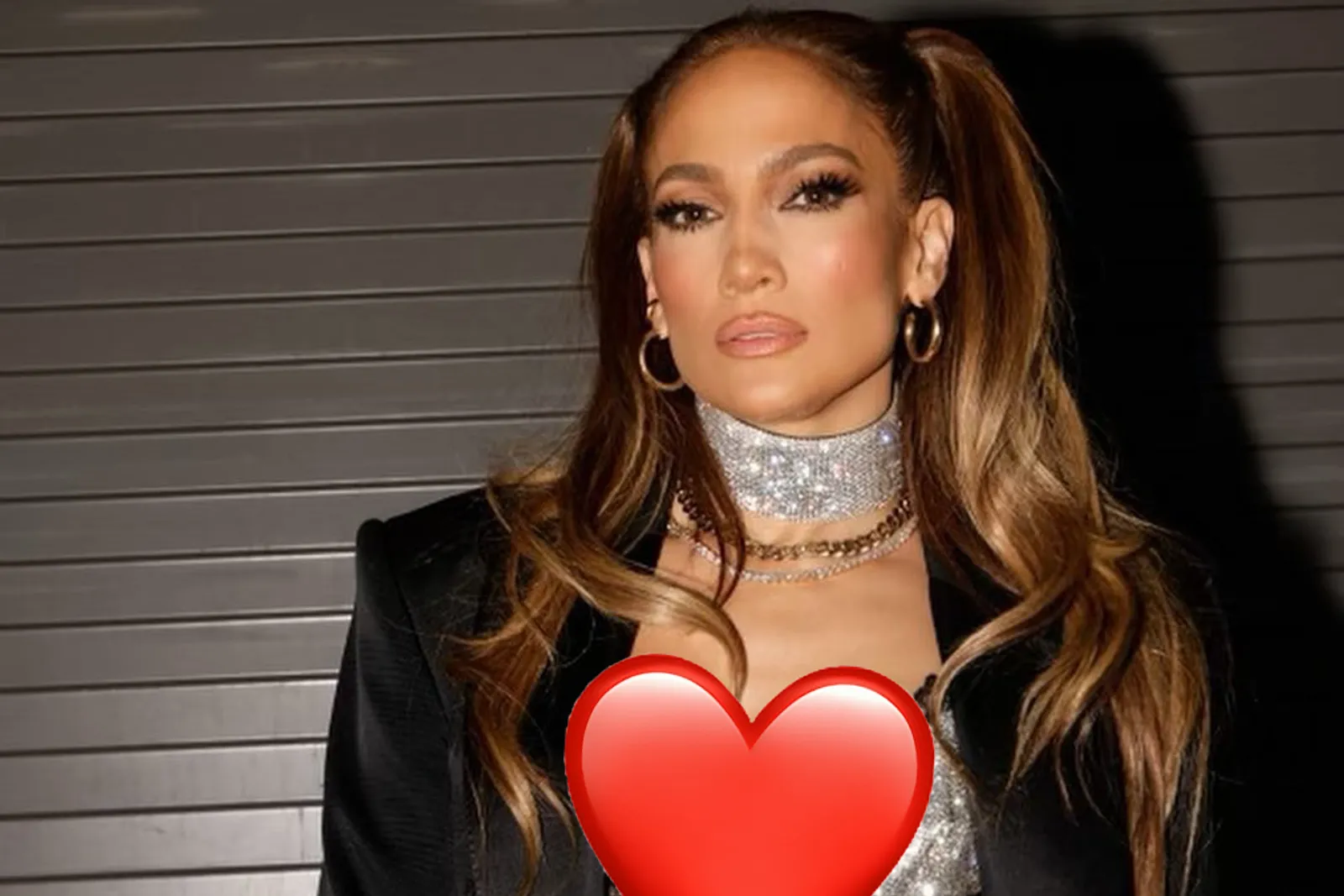 Gaya Keren Jennifer Lopez Pakai Bra Kristal yang Nyentrik!