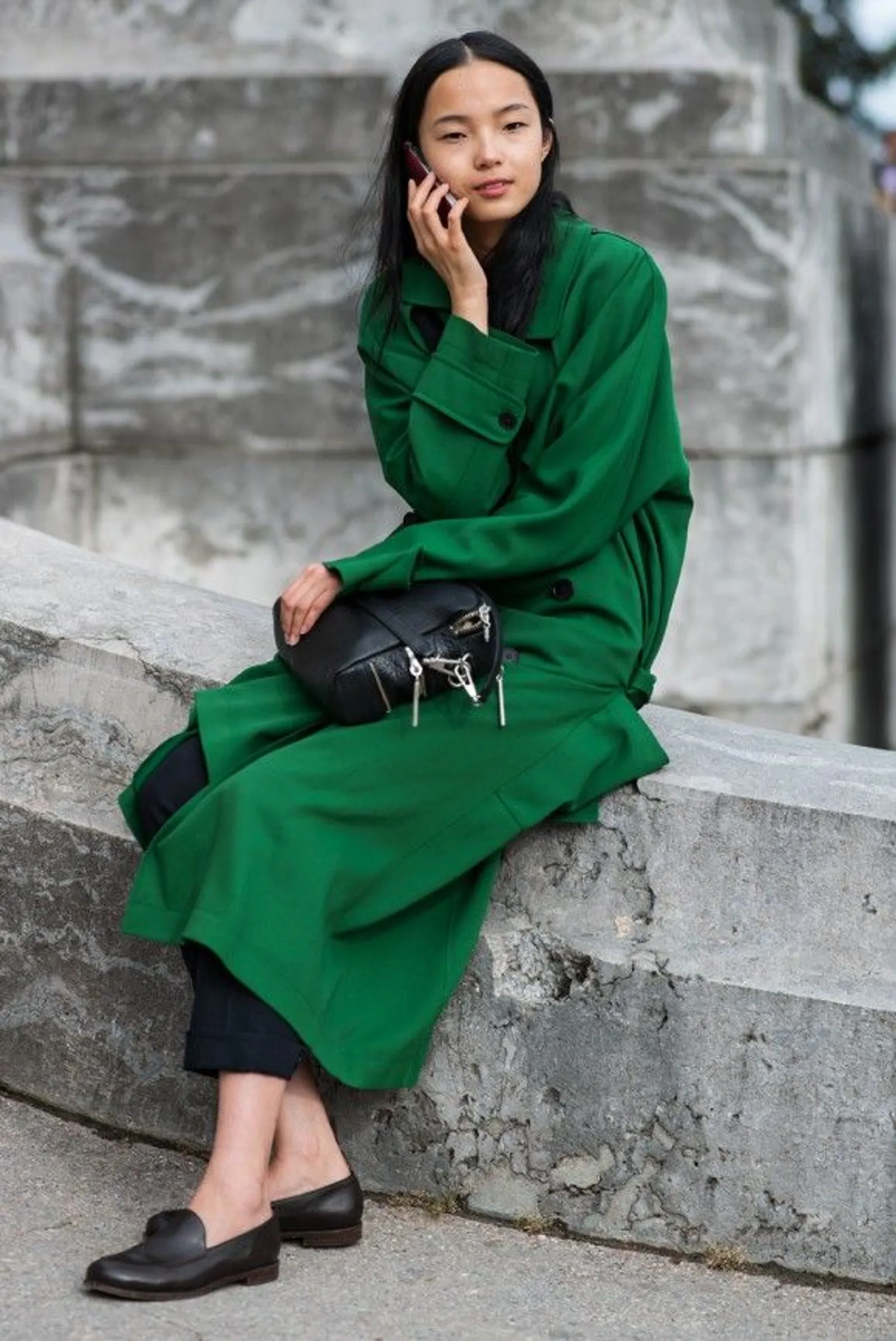 Tips OOTD Pakai Warna Hijau Emerald, dari Kasual Hingga Formal