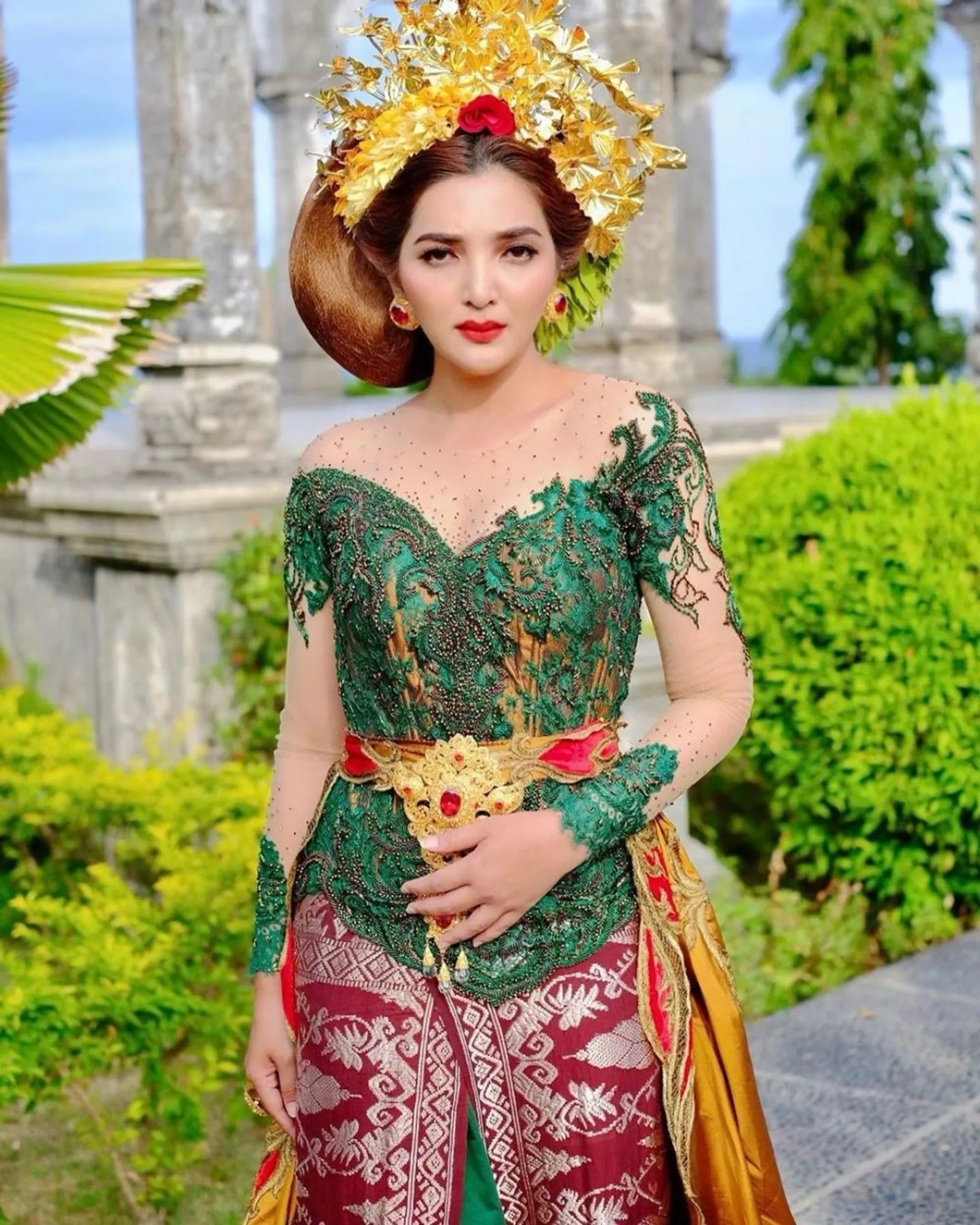10 Gaya Artis Indonesia Memakai Kebaya Bali, Manglingi Semua!