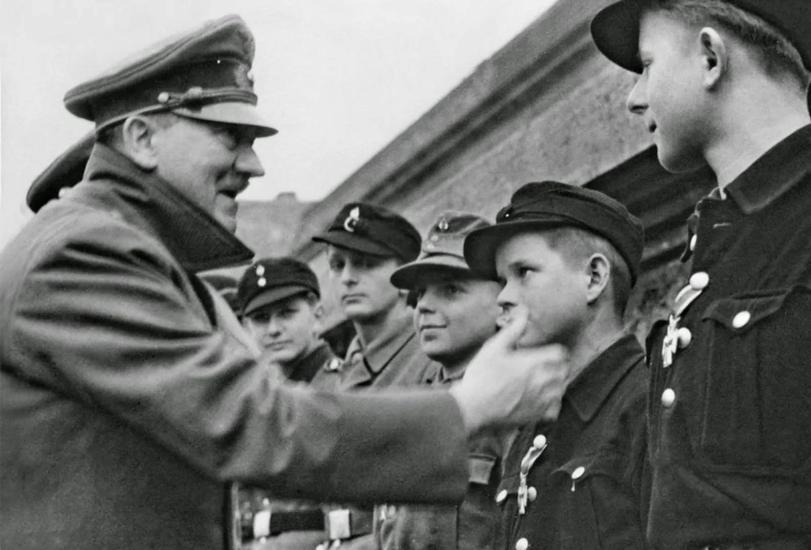 12 Fakta Pemuda Hitler, Program Doktrinisasi oleh Nazi