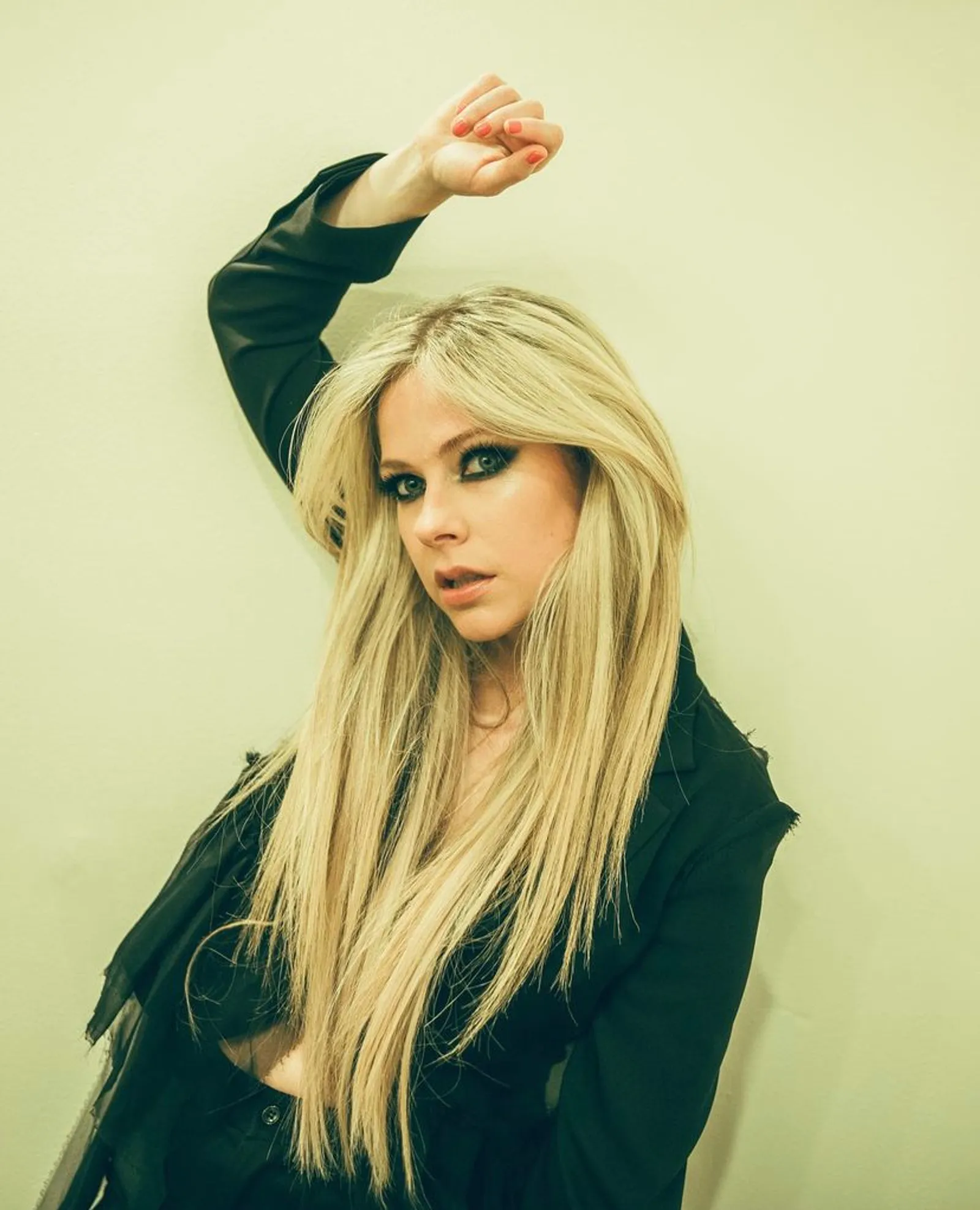 Bergabung di Label Travis Baker, Avril Lavigne Rilis Single "Bite Me"