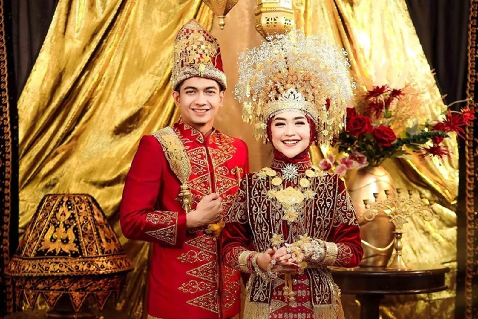 7 Foto Pernikahan Ria Ricis dan Teuku Ryan, Malu-Malu Saat Bersentuhan