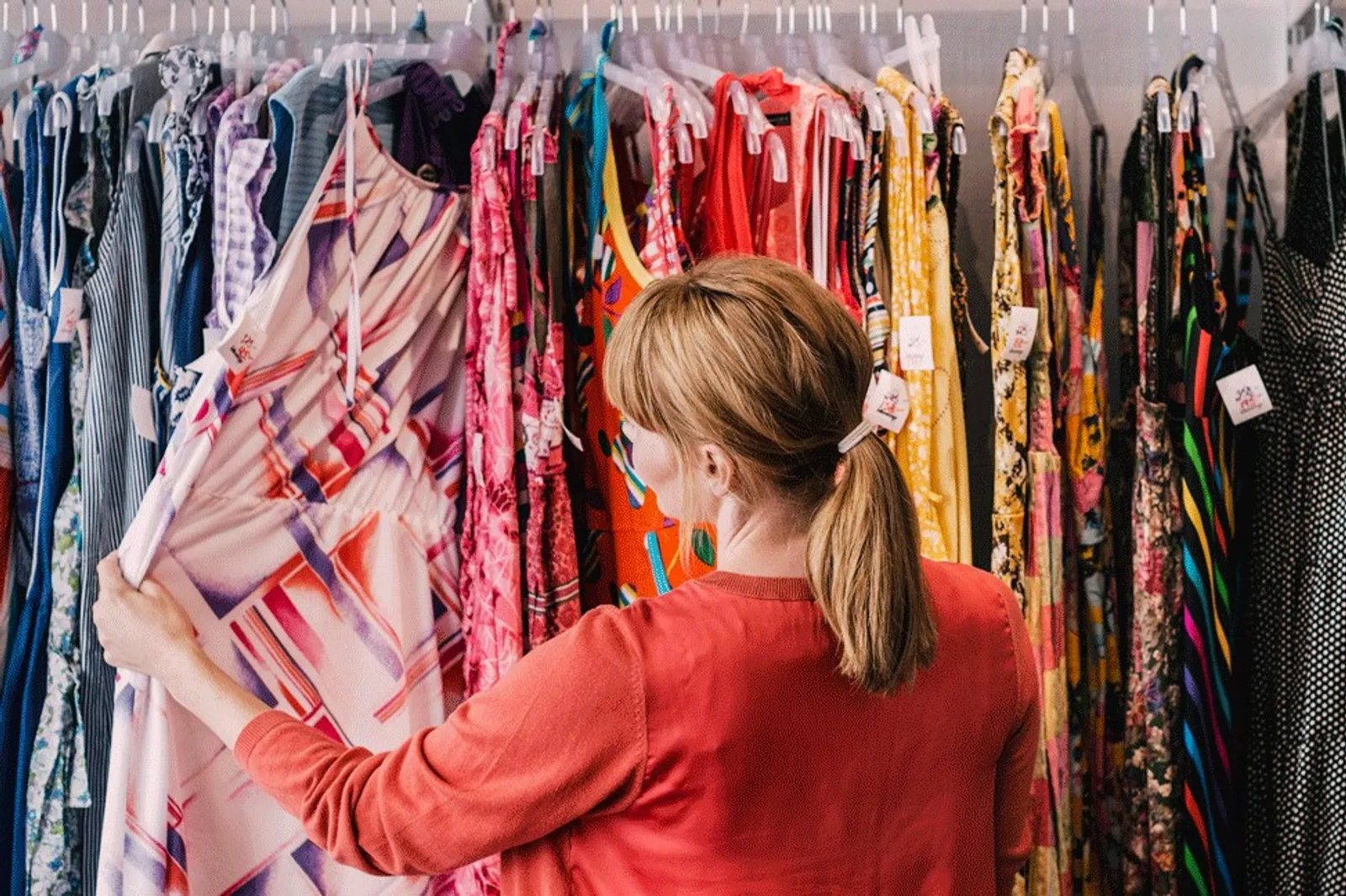 Tips & Trik Membeli Pakaian Bekas di Thrift Store