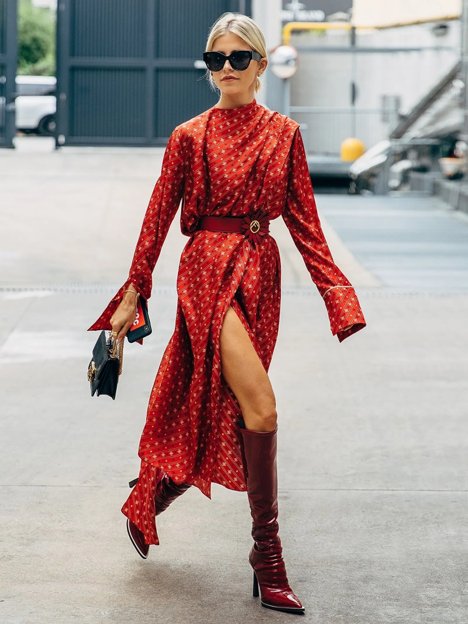 Stylish dengan Outfit Merah Saffron yang Diprediksi Jadi Tren 2022
