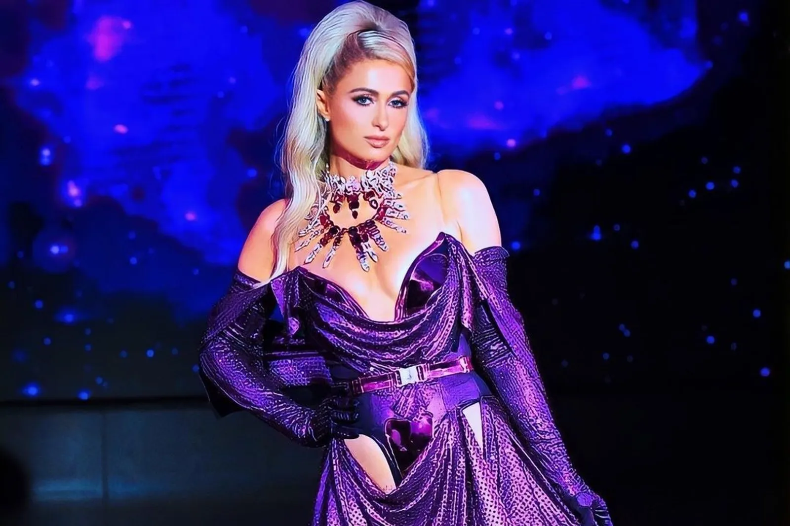 7 Potret Seksi Paris Hilton Sebelum Gelar Pernikahan Mewah