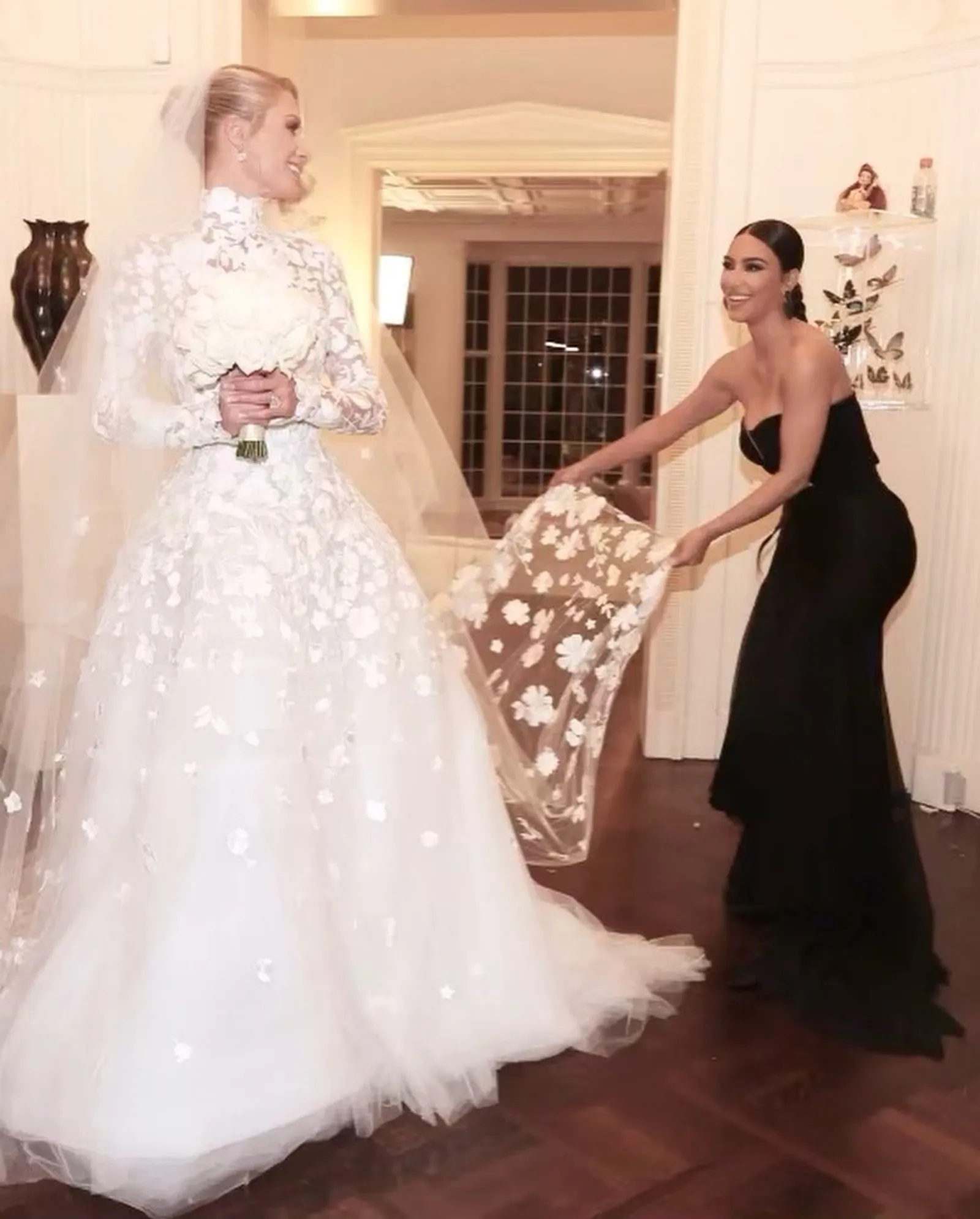 Gaya Seksi Kim Kardashian Saat Datang ke Pernikahan Paris Hilton