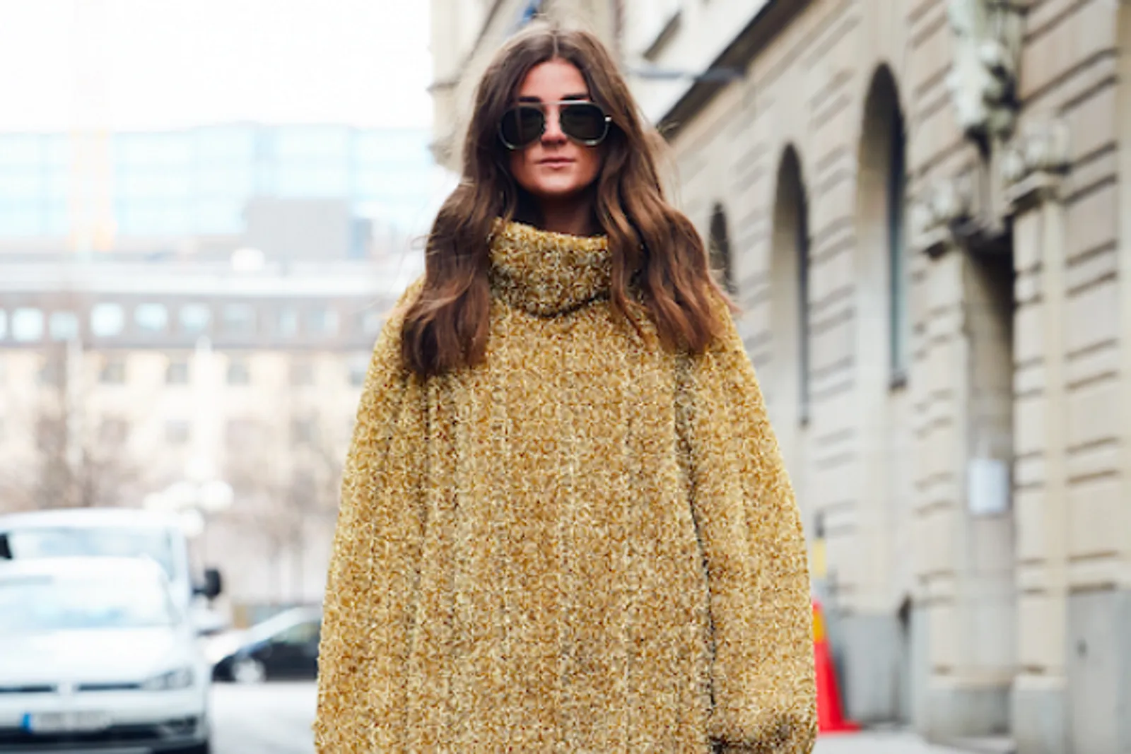 Biar Stunning! Ini Tips Cara Pakai Sweater Oversized yang Keren