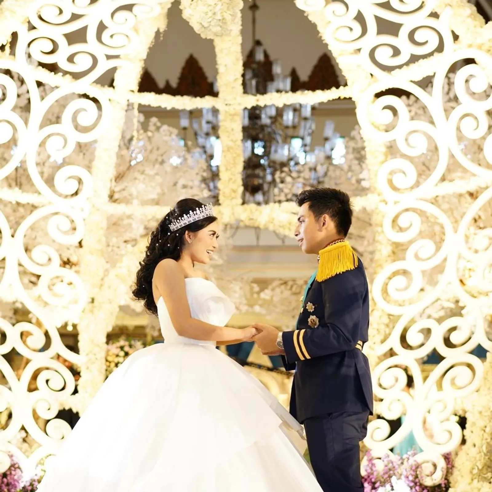 Mewah, 9 Selebriti Indonesia Ini Gelar Pernikahan Bak Negeri Dongeng