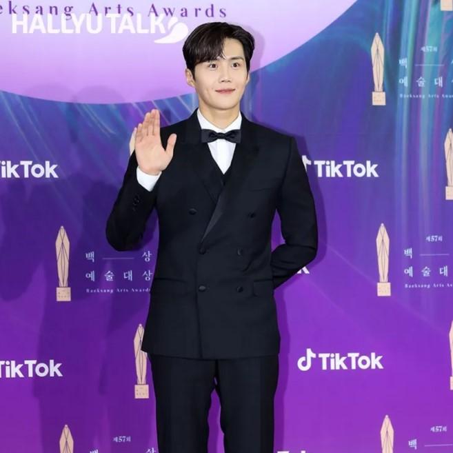 Kim Seon Ho Berhasil Menyabet 2 Penghargaan Popularitas di AAA 2021
