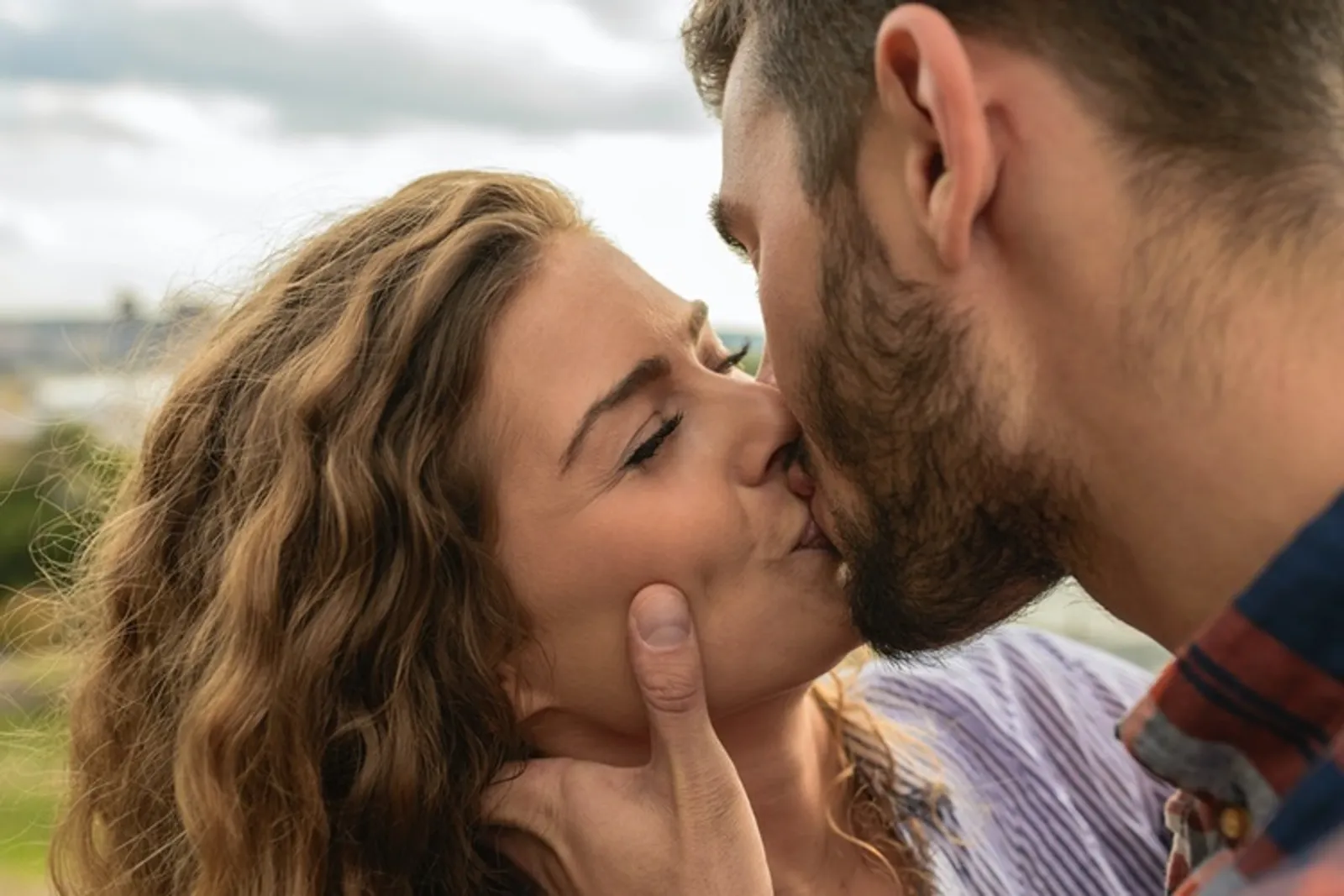 7 Jenis Ciuman yang Bikin Pasangan Mendesah Saat Bercinta