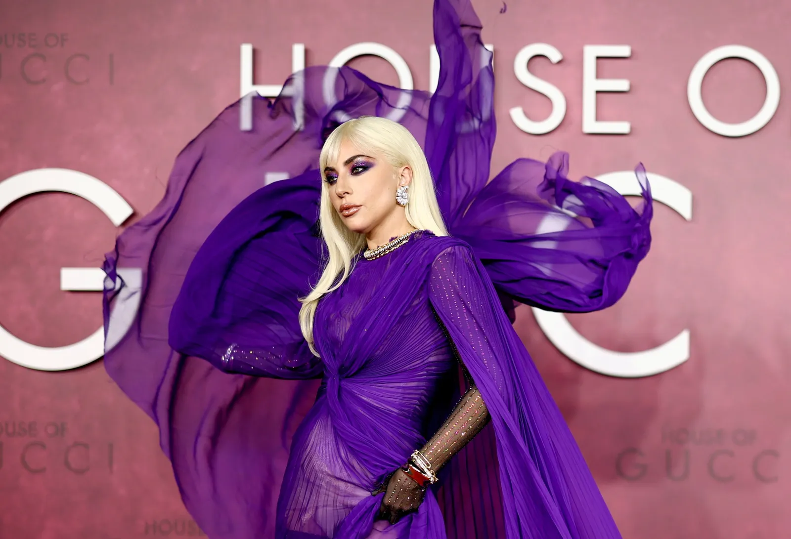 10 Gaya Mewah dan Seksi Lady Gaga saat Promosikan House of Gucci 