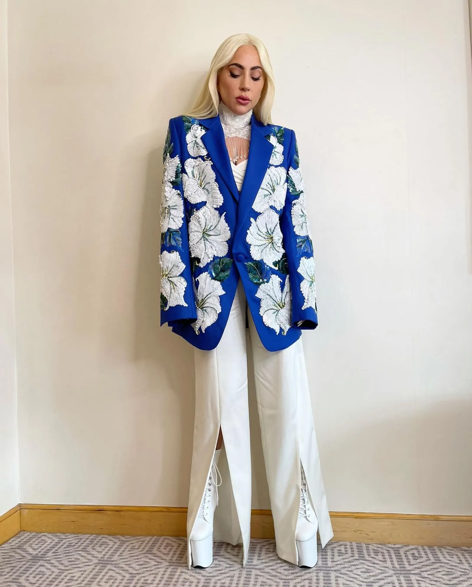 10 Gaya Mewah dan Seksi Lady Gaga saat Promosikan House of Gucci 