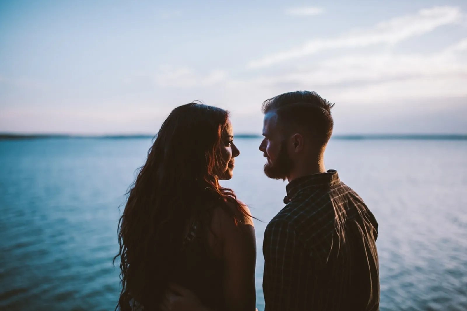 6 Cara Menghadapi Pasangan yang Workaholic, Biar Tetap Romantis!