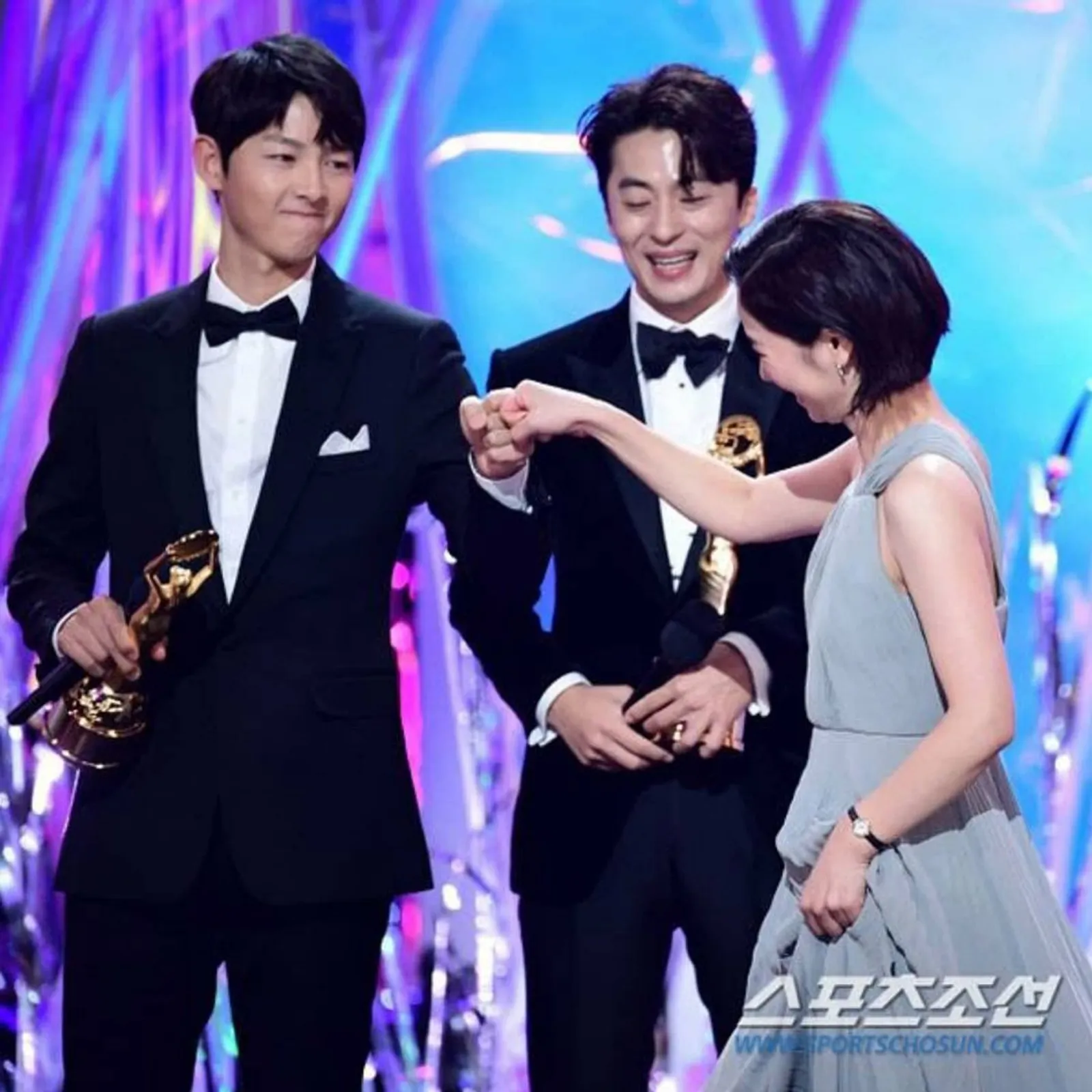 7 Interaksi Manis Song Joong Ki & Jeon Yeo Bin di Blue Dragon Awards