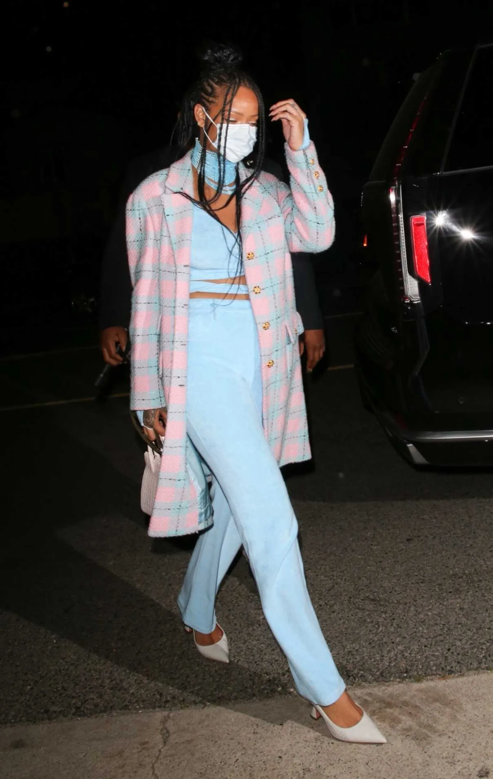 Kece! Intip Gaya Street Style Rihanna dengan Warna Cerah di 2021