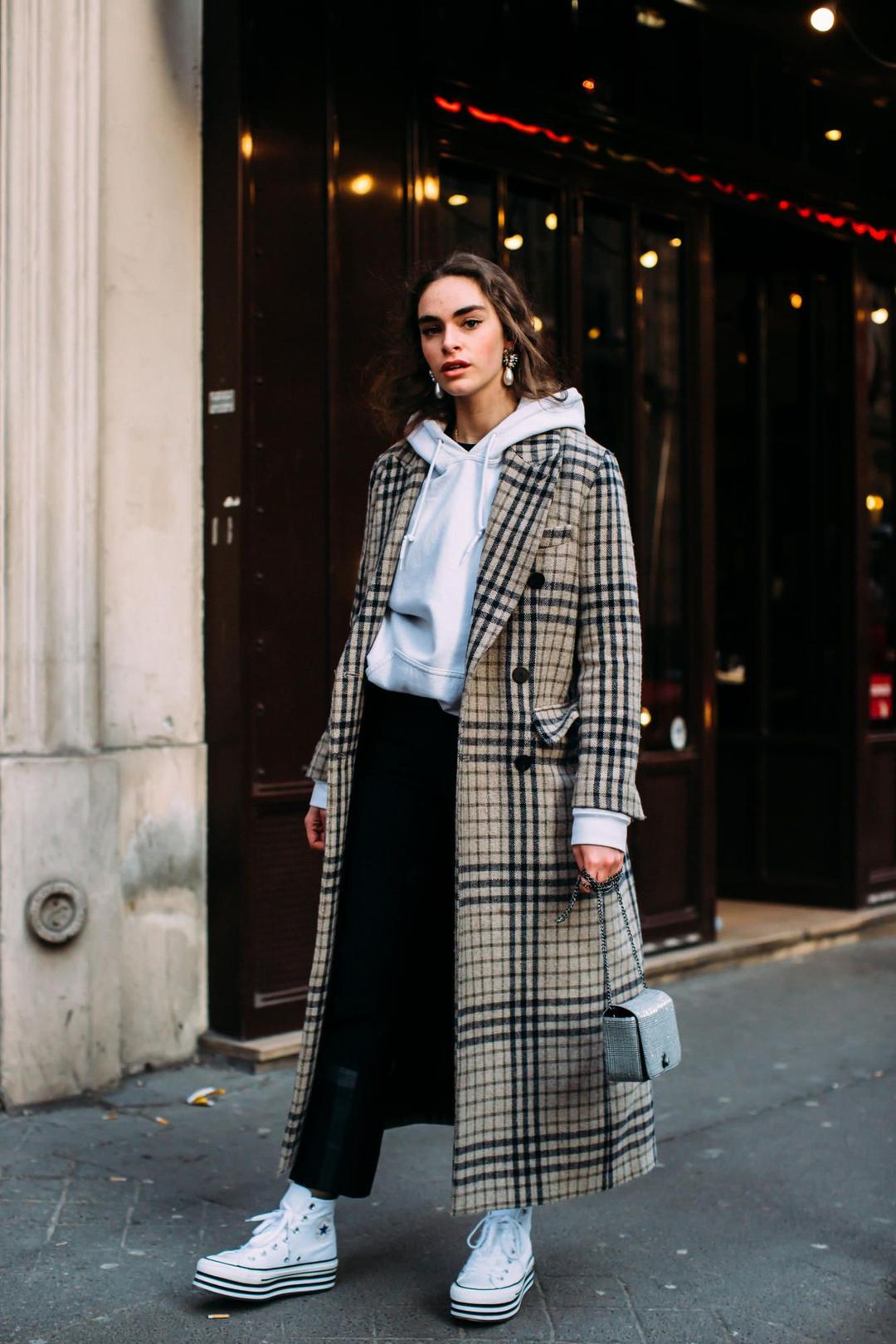 Fashion Item Wajib untuk Layering di Musim Hujan