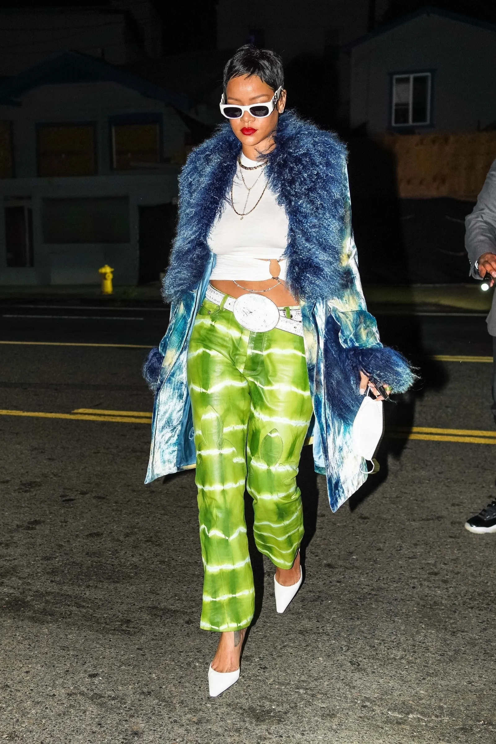 Kece! Intip Gaya Street Style Rihanna dengan Warna Cerah di 2021
