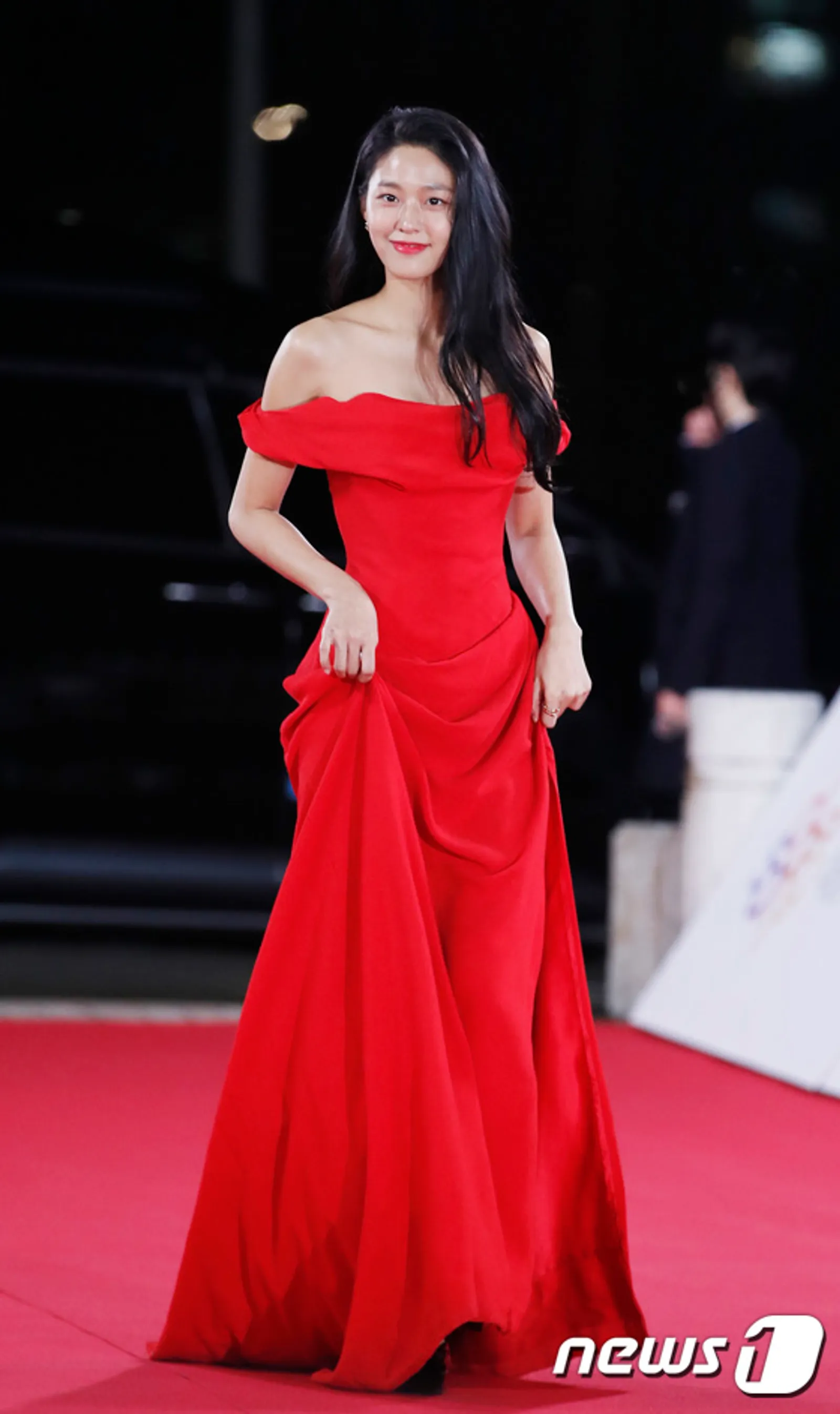 Gaya Anggun Aktris Korea di Karpet Merah Blue Dragon Film Awards ke-42